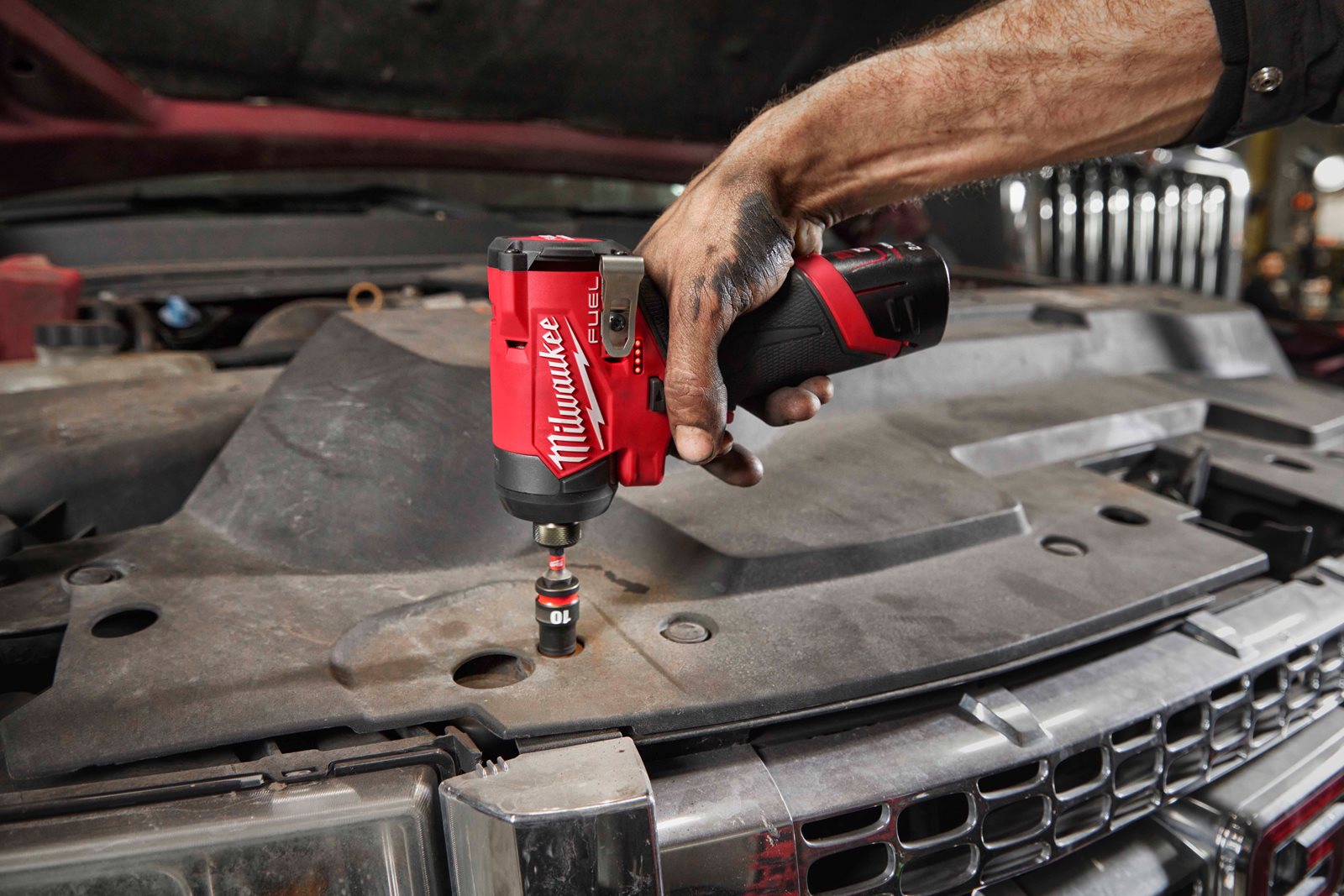 Mașină de înșurubat cu impact 1/4" Hex M12 FUEL subcompactă Milwaukee M12 FID2-0 - in utilizare 11