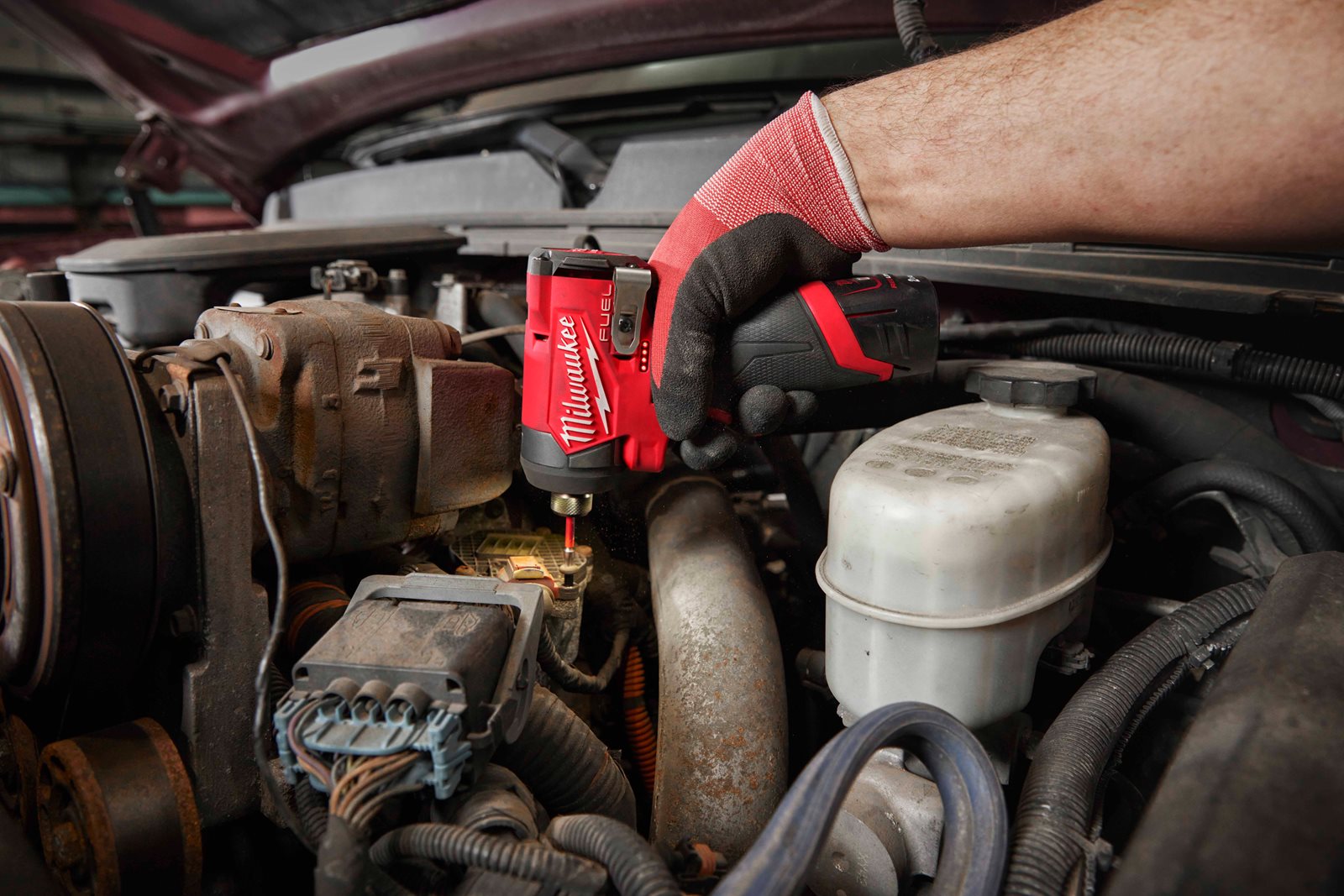 Mașină de înșurubat cu impact 1/4" Hex M12 FUEL subcompactă Milwaukee M12 FID2-0 - in utilizare 12