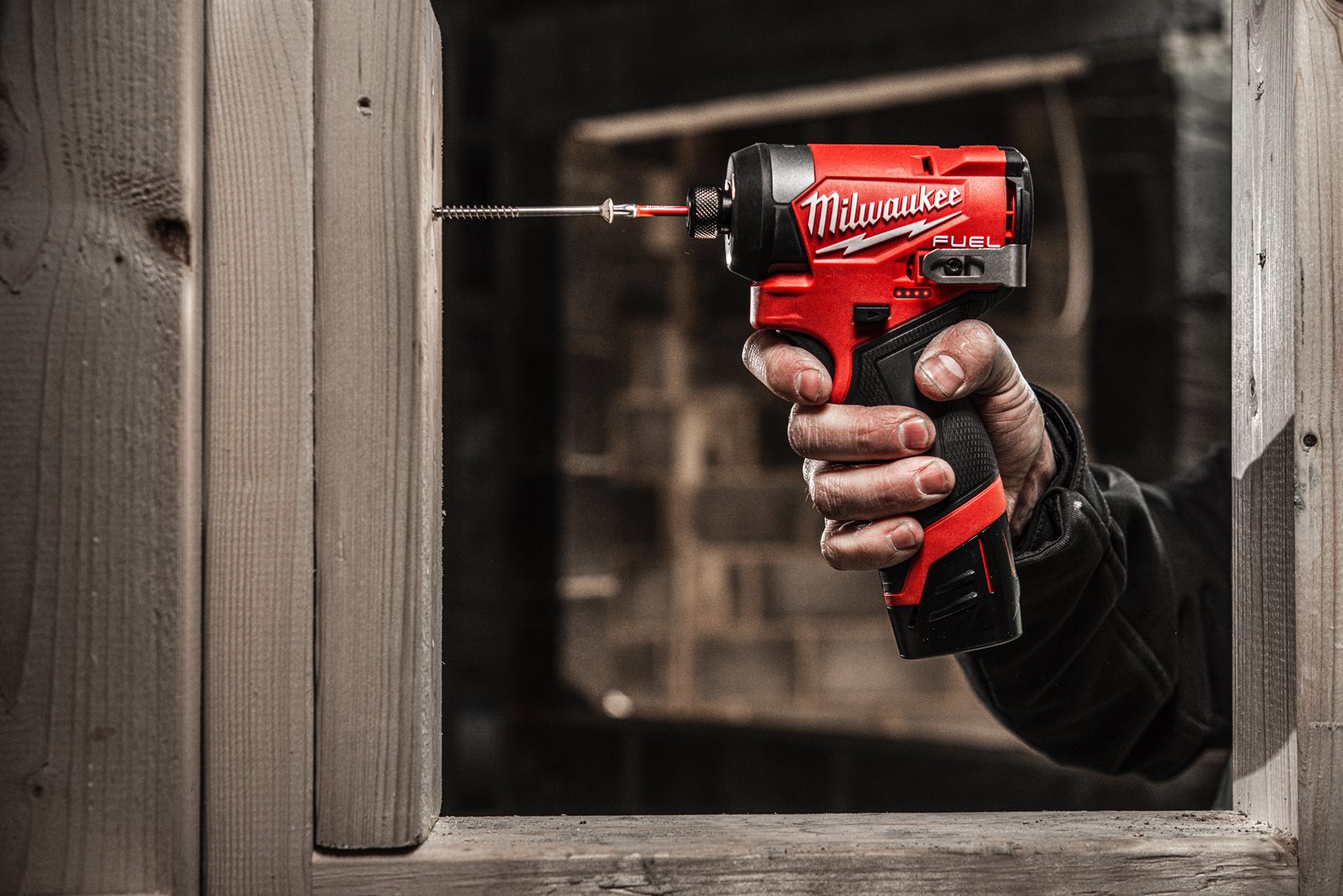 Mașină de înșurubat cu impact 1/4" Hex M12 FUEL subcompactă Milwaukee M12 FID2-0 - in utilizare 2