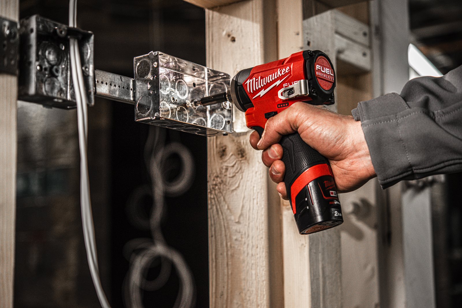 Mașină de înșurubat cu impact 1/4" Hex M12 FUEL subcompactă Milwaukee M12 FID2-0 - in utilizare 3