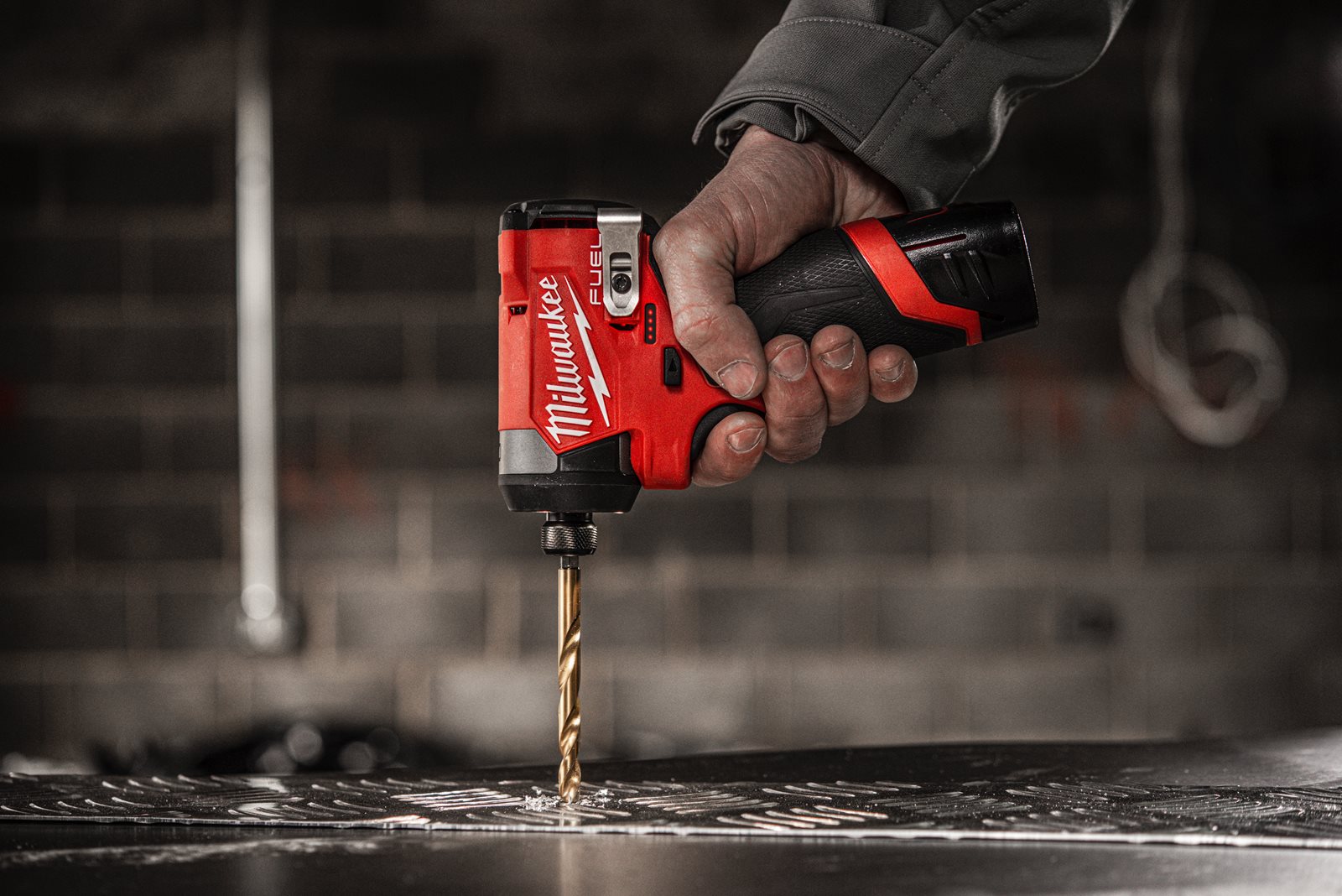 Mașină de înșurubat cu impact 1/4" Hex M12 FUEL subcompactă Milwaukee M12 FID2-0 - in utilizare 4