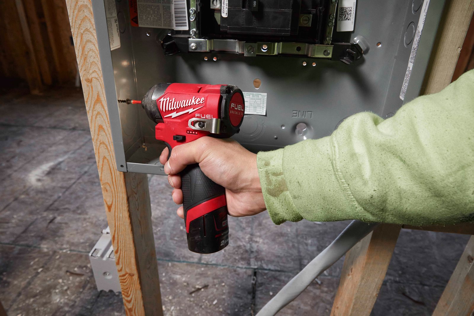 Mașină de înșurubat cu impact 1/4" Hex M12 FUEL subcompactă Milwaukee M12 FID2-0 - in utilizare 5