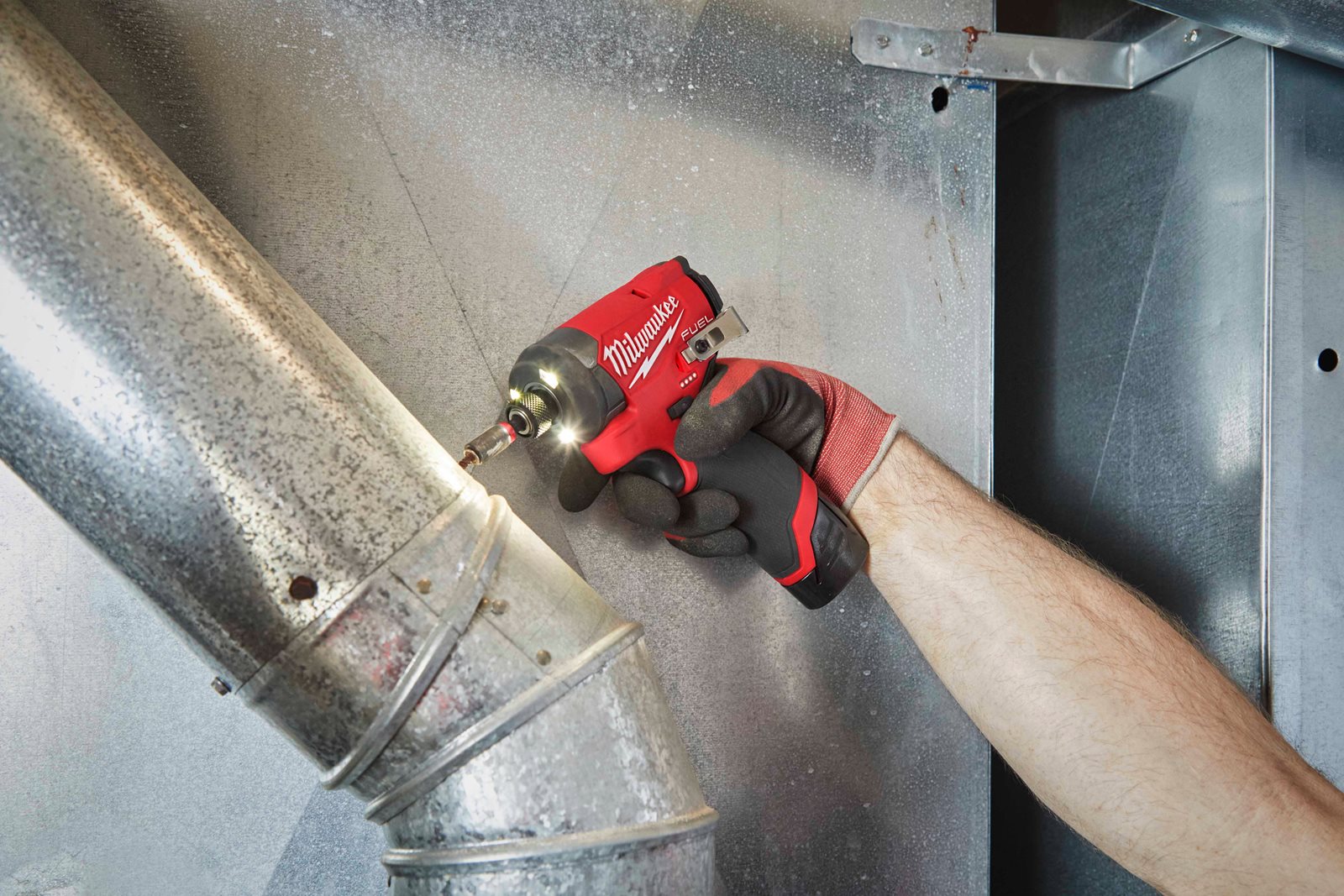 Mașină de înșurubat cu impact 1/4" Hex M12 FUEL subcompactă Milwaukee M12 FID2-0 - in utilizare 6