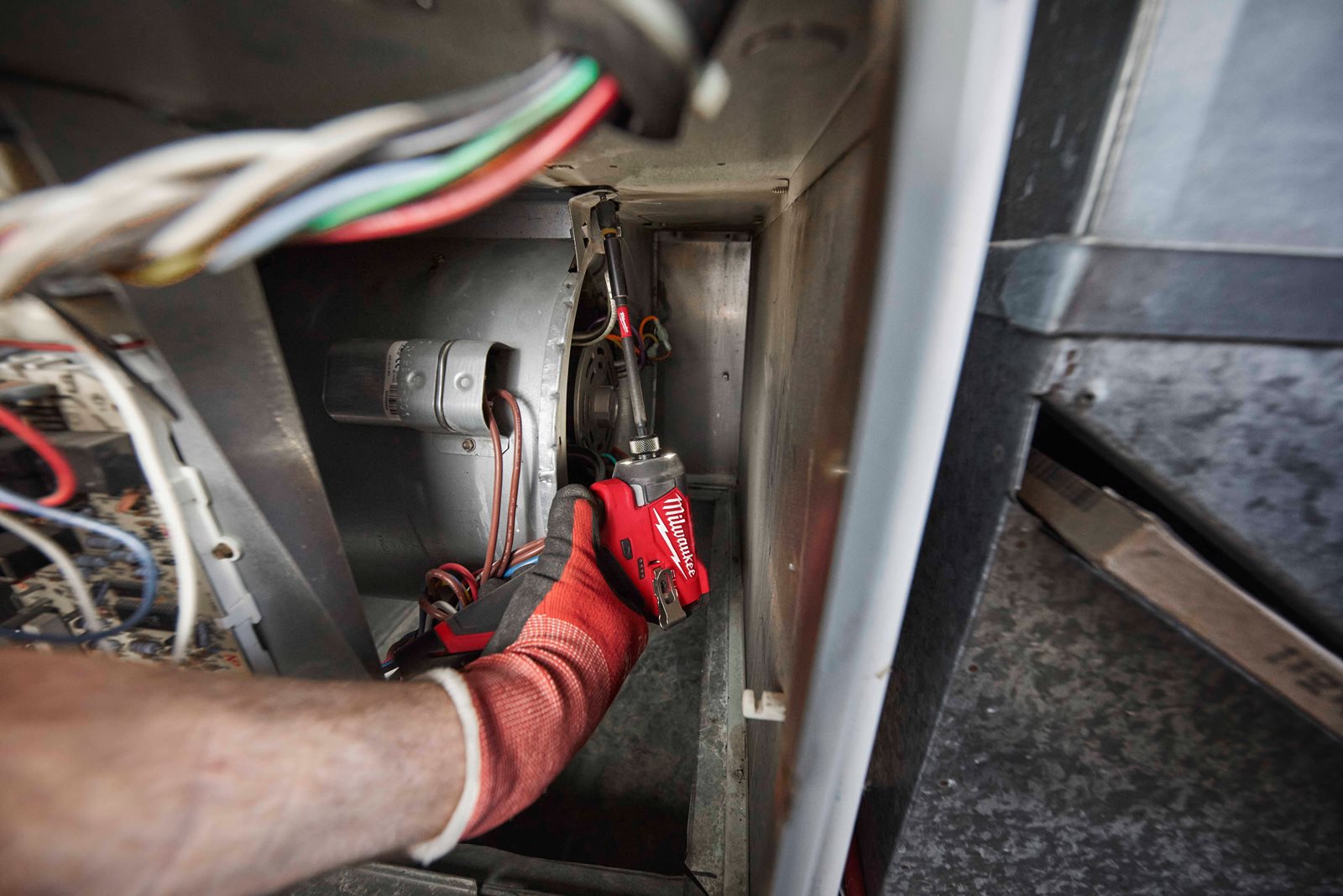 Mașină de înșurubat cu impact 1/4" Hex M12 FUEL subcompactă Milwaukee M12 FID2-0 - in utilizare 7