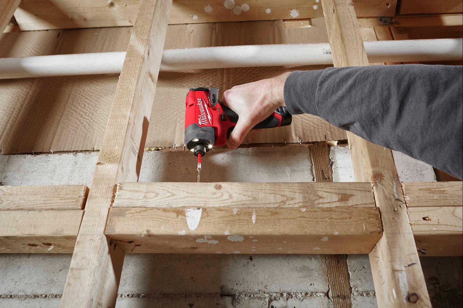 Mașină de înșurubat cu impact 1/4" Hex M12 FUEL subcompactă Milwaukee M12 FID2-0 - in utilizare 8
