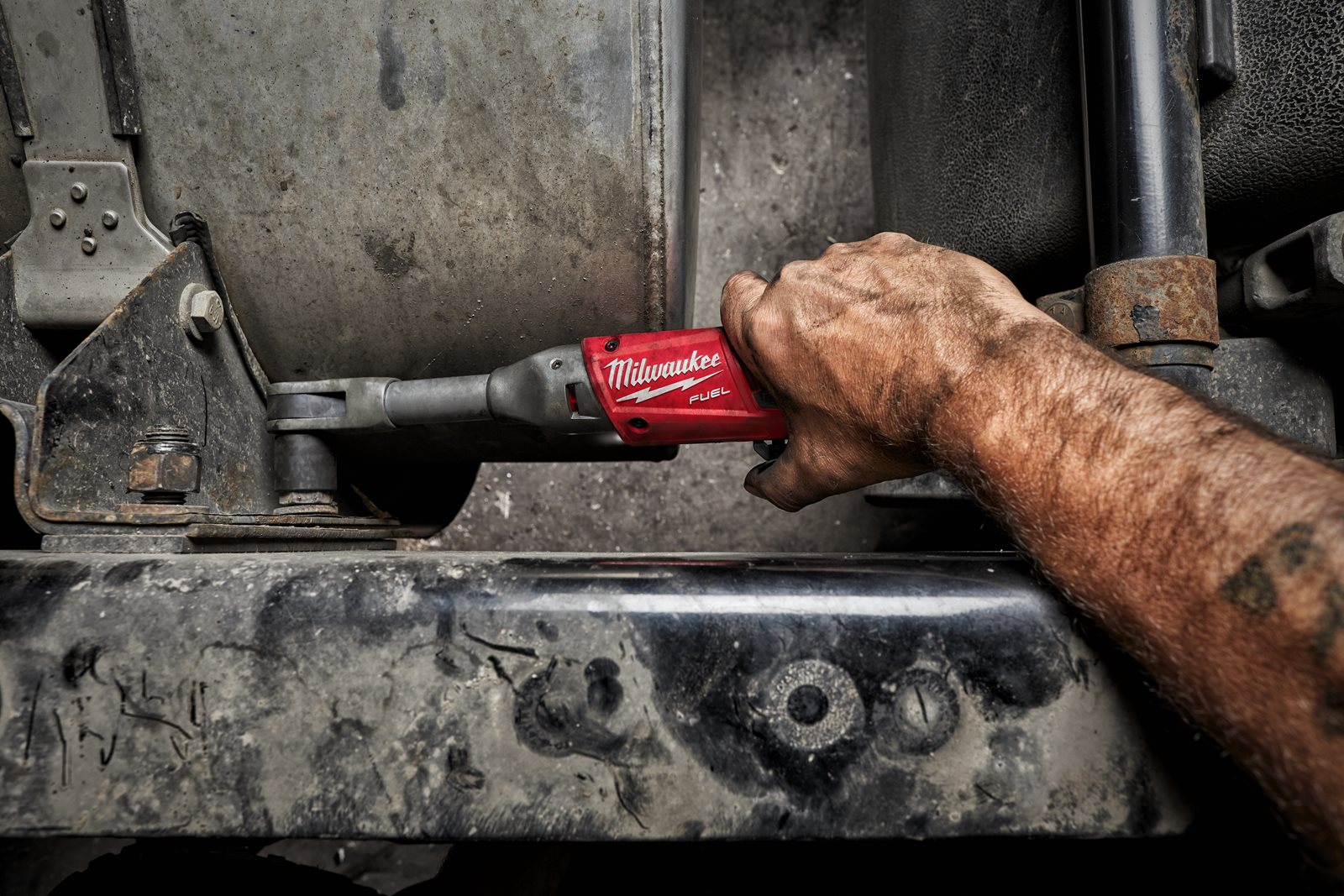 Antrenor cu clichet 3/8" M12 FUEL varianta extinsă Milwaukee M12 FIR38LR-0 - in utilizare 2