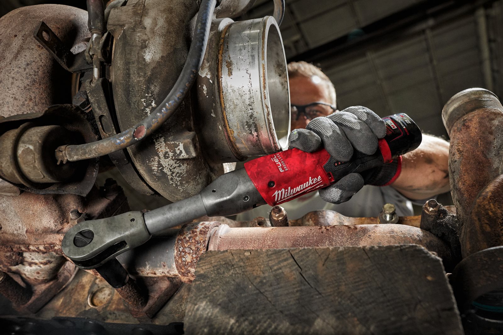 Antrenor cu clichet 3/8" M12 FUEL varianta extinsă Milwaukee M12 FIR38LR-0 - in utilizare 3