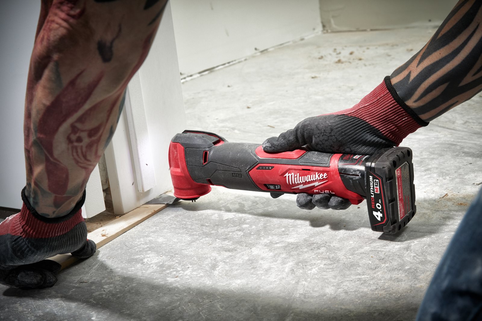 Unealtă multifuncțională M12 FUEL Milwaukee M12 FMT-0 - in utilizare 1