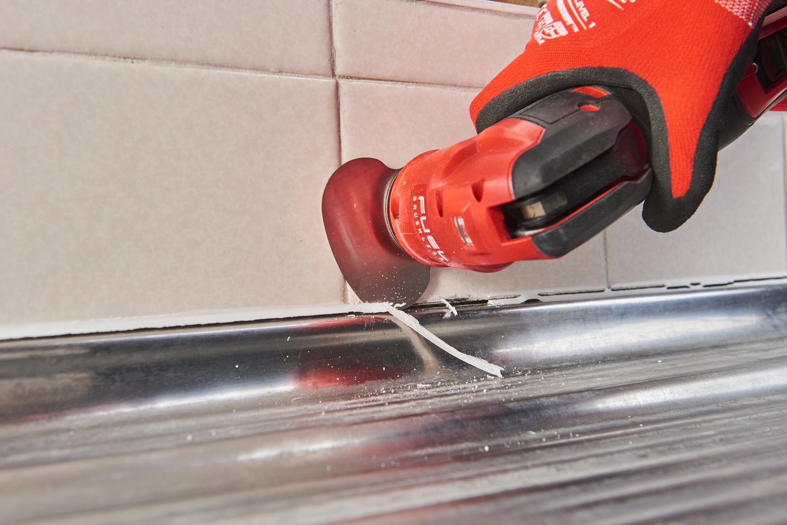 Unealtă multifuncțională M12 FUEL Milwaukee M12 FMT-0 - in utilizare 15