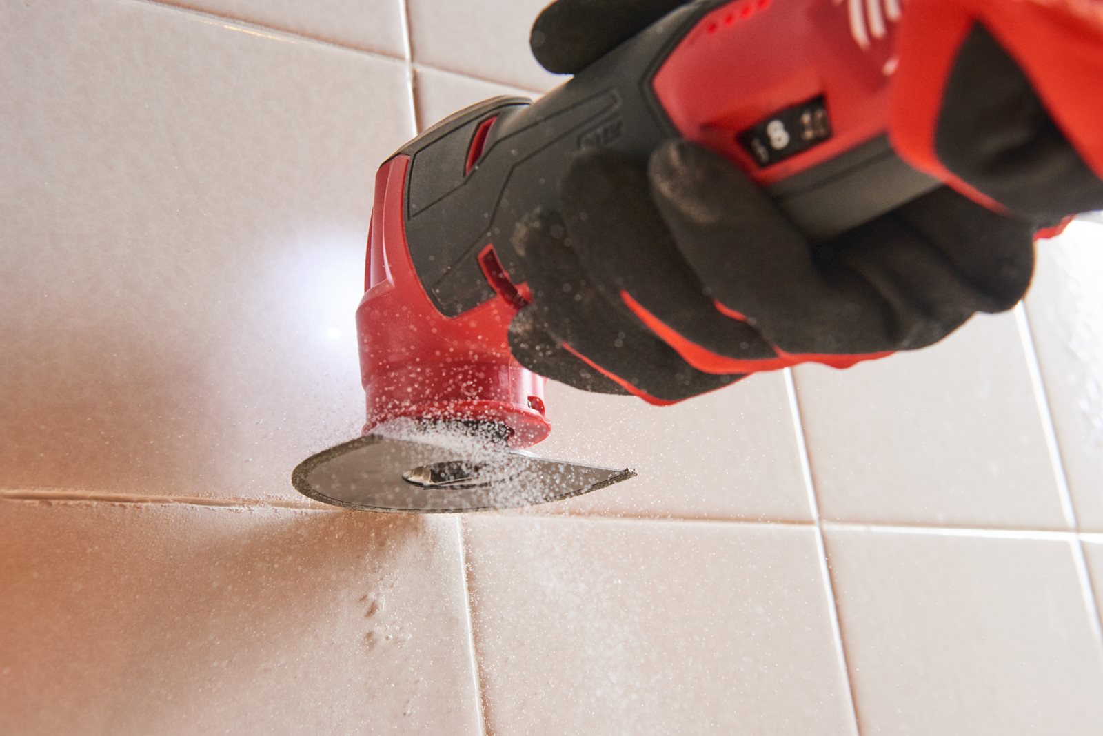 Unealtă multifuncțională M12 FUEL Milwaukee M12 FMT-0 - in utilizare 16