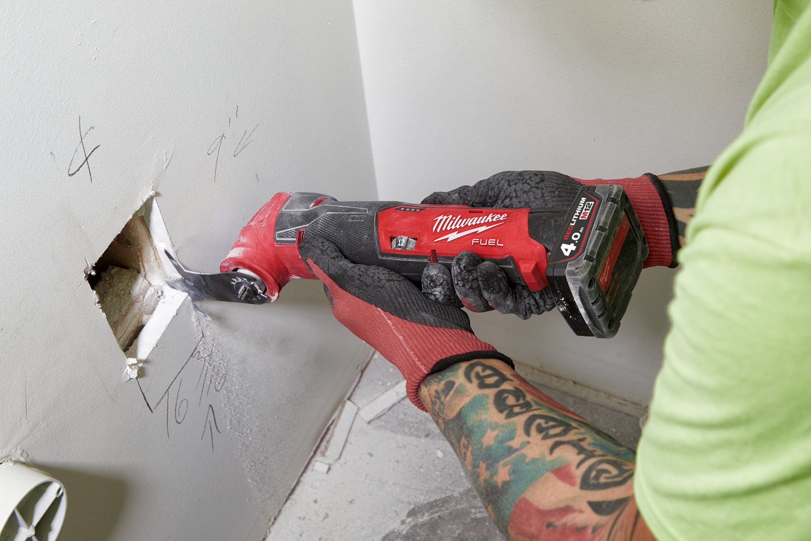 Unealtă multifuncțională M12 FUEL Milwaukee M12 FMT-0 - in utilizare 3