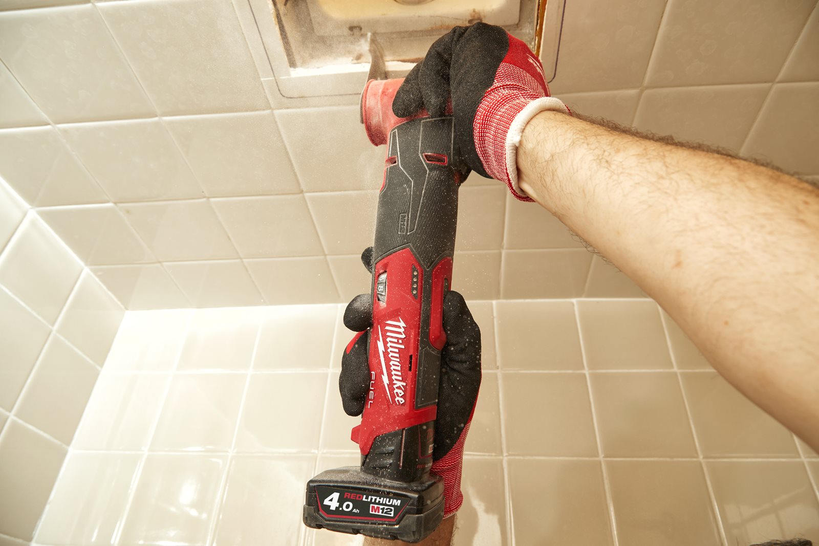 Unealtă multifuncțională M12 FUEL Milwaukee M12 FMT-0 - in utilizare 4