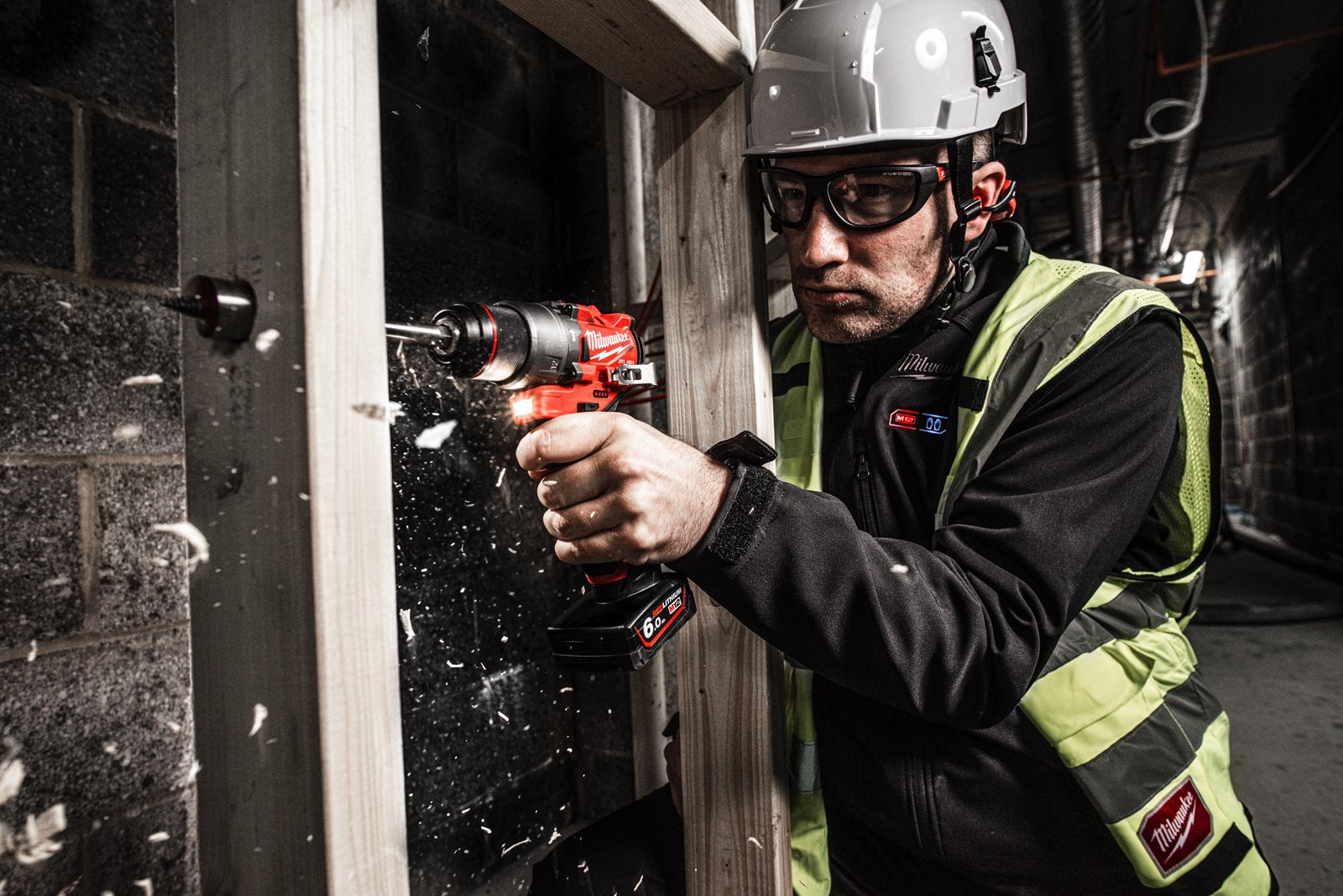 Mașină de găurit cu percuție M12 FUEL subcompactă Milwaukee M12 FPD2-0 - in utilizare 1
