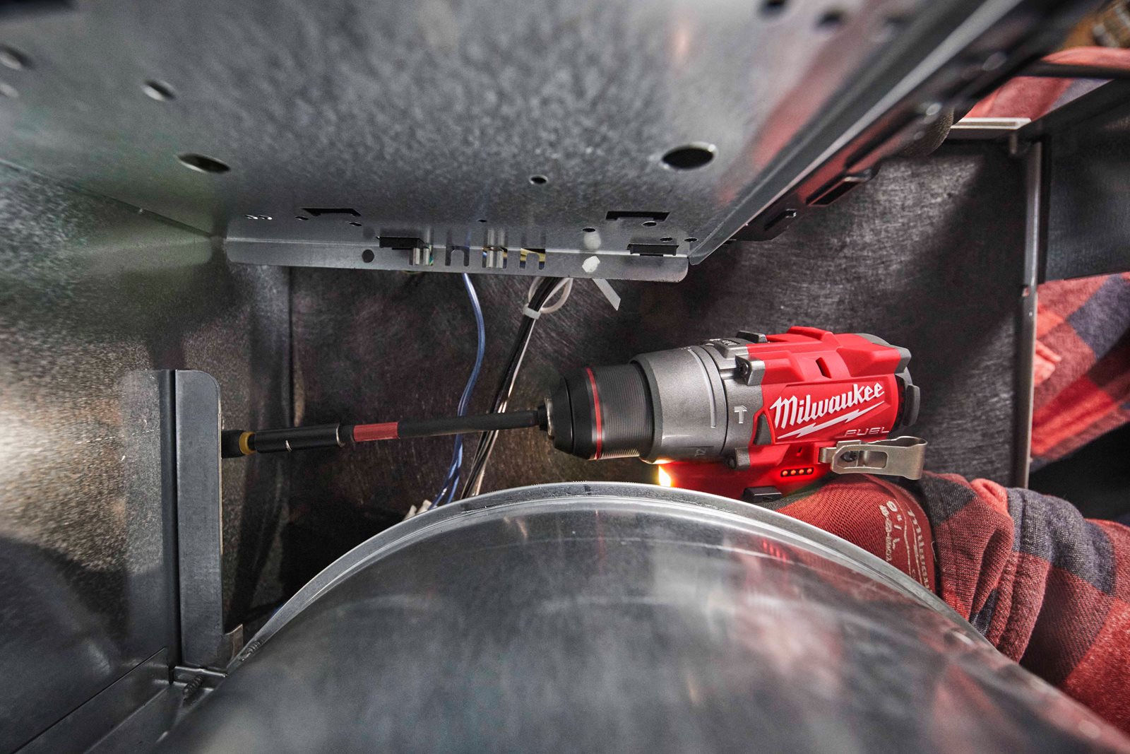 Mașină de găurit cu percuție M12 FUEL subcompactă Milwaukee M12 FPD2-0 - in utilizare 10