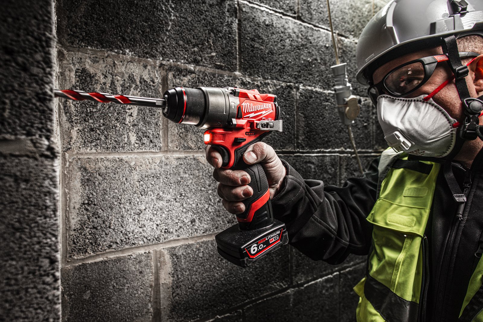Mașină de găurit cu percuție M12 FUEL subcompactă Milwaukee M12 FPD2-0 - in utilizare 3