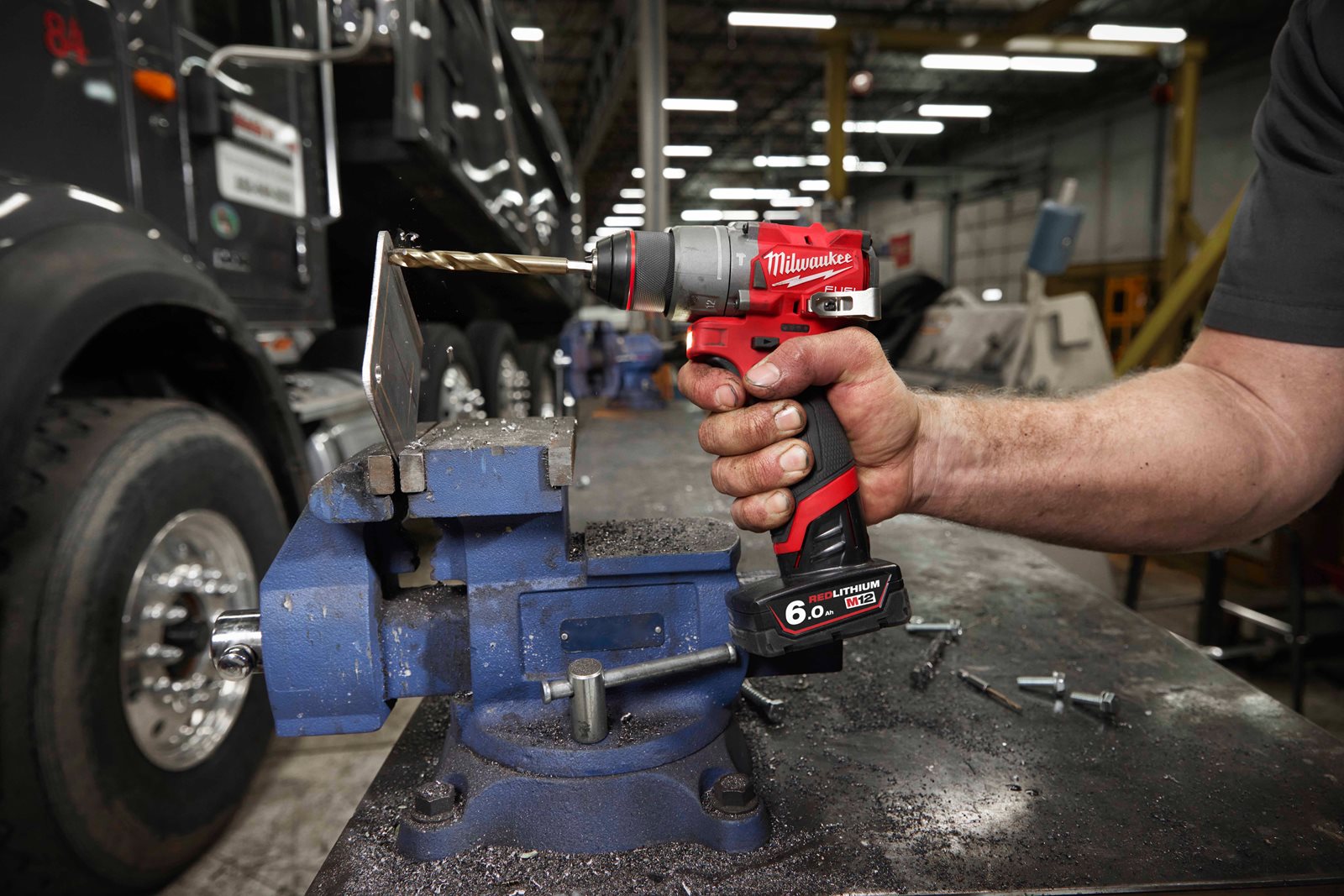 Mașină de găurit cu percuție M12 FUEL subcompactă Milwaukee M12 FPD2-0 - in utilizare 6