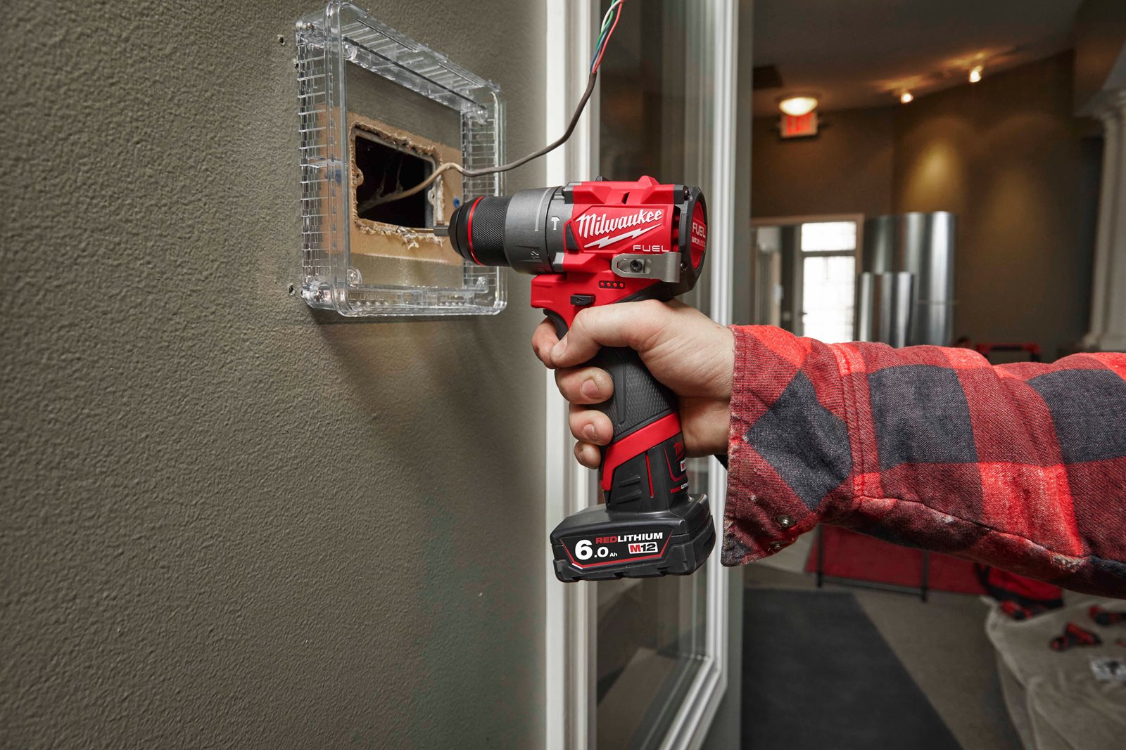 Mașină de găurit cu percuție M12 FUEL subcompactă Milwaukee M12 FPD2-0 - in utilizare 7