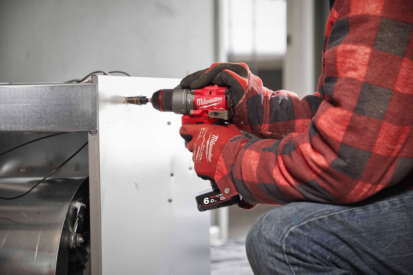 Mașină de găurit cu percuție M12 FUEL subcompactă Milwaukee M12 FPD2-0 - in utilizare 8