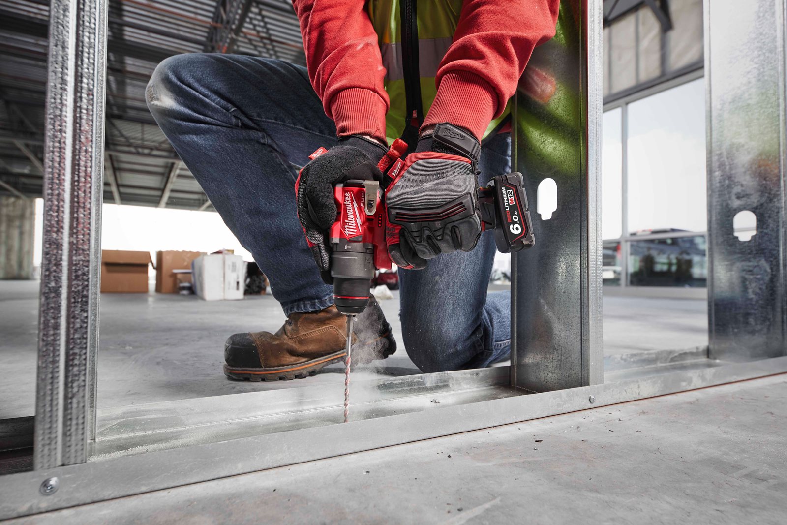 Mașină de găurit cu percuție M12 FUEL subcompactă Milwaukee M12 FPD2-0 - in utilizare 9