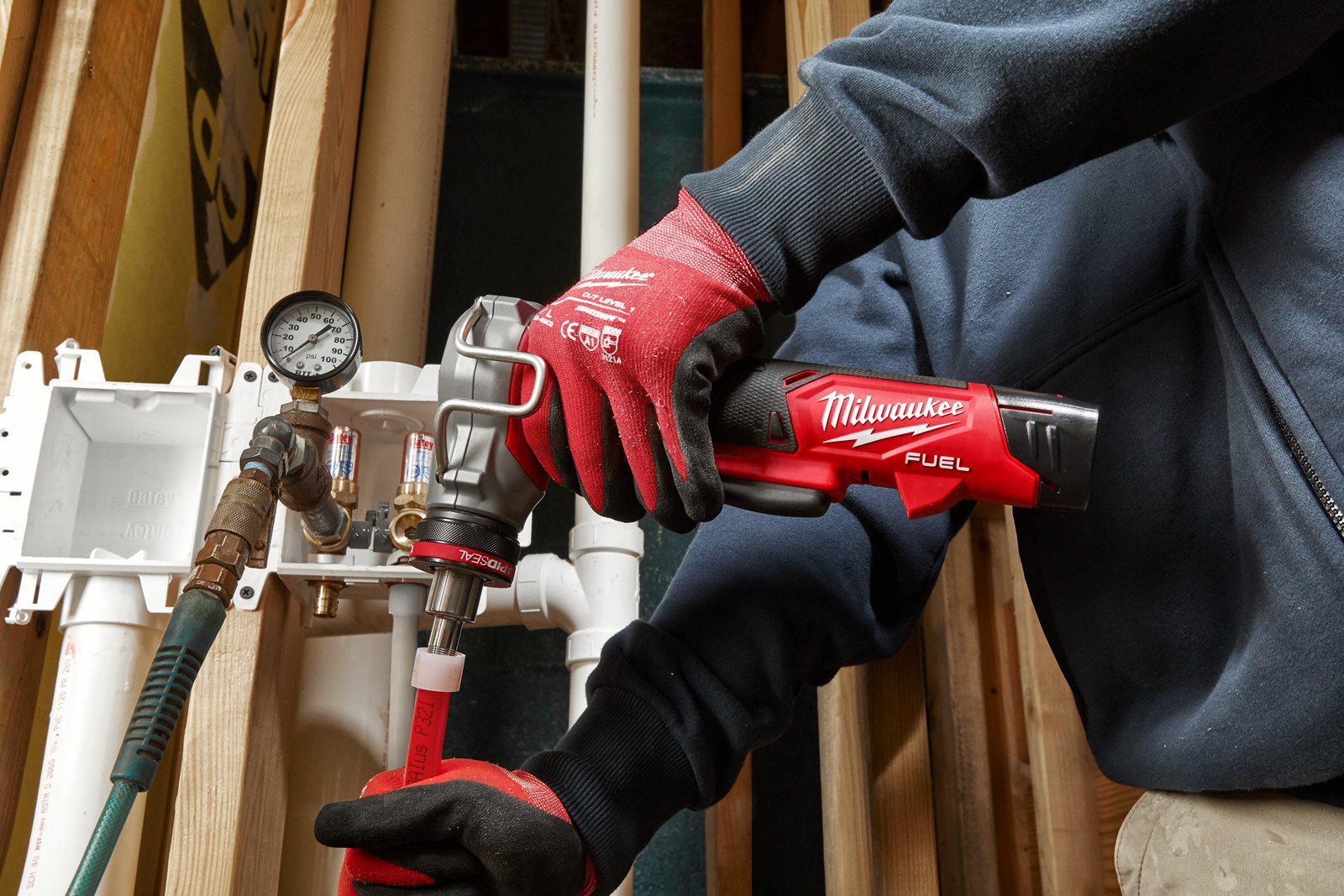 Dispozitiv expandare sub compact M12 FUEL UPONOR Q&E Milwaukee M12 FPXP-0C - in utilizare 2