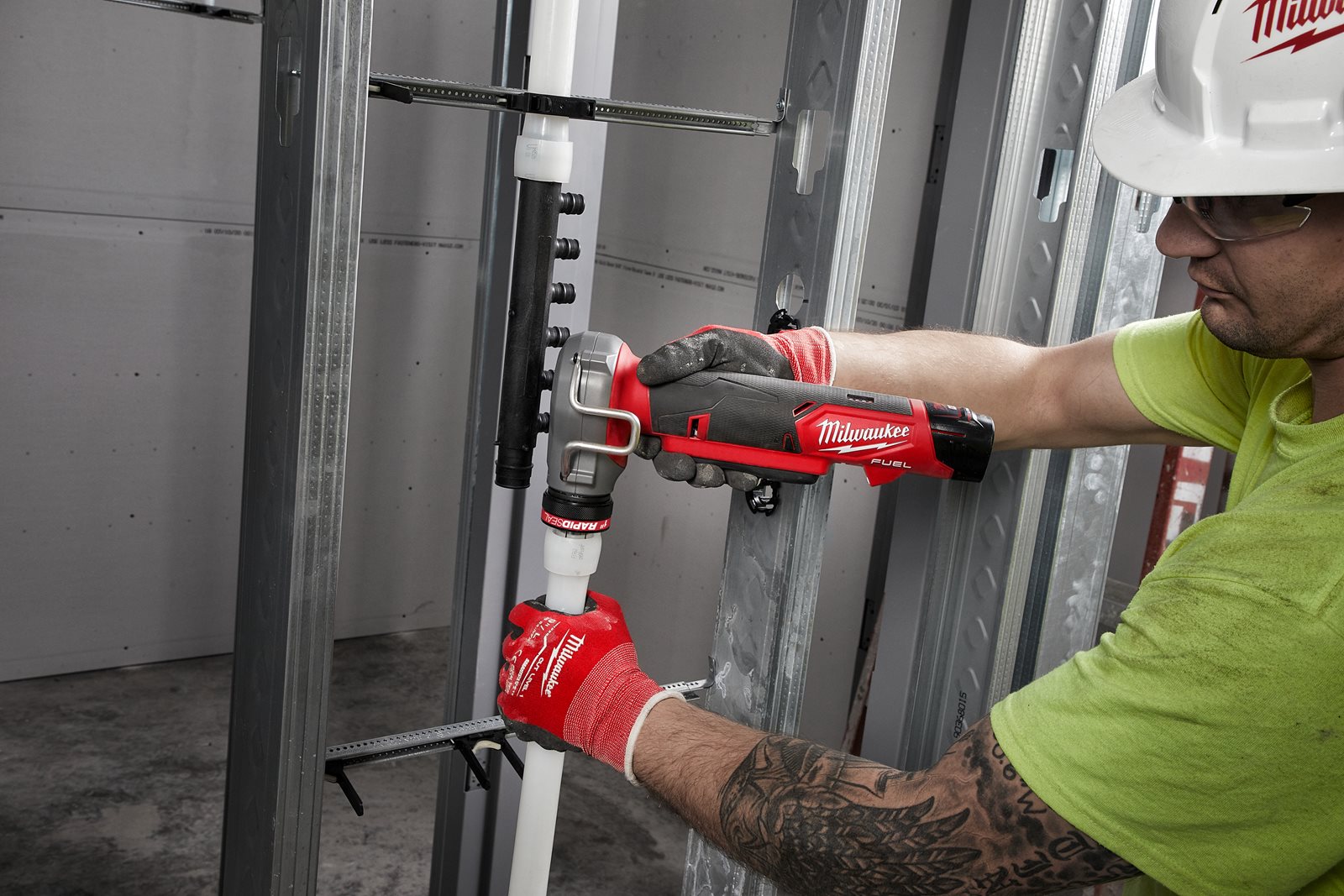 Dispozitiv expandare sub compact M12 FUEL UPONOR Q&E Milwaukee M12 FPXP-0C - in utilizare 7