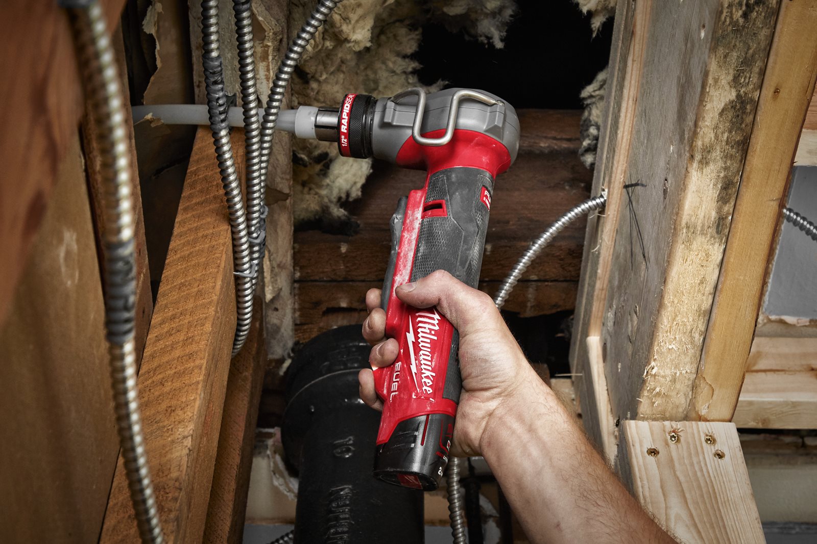 Dispozitiv expandare sub compact M12 FUEL UPONOR Q&E Milwaukee M12 FPXP-0C - in utilizare 8