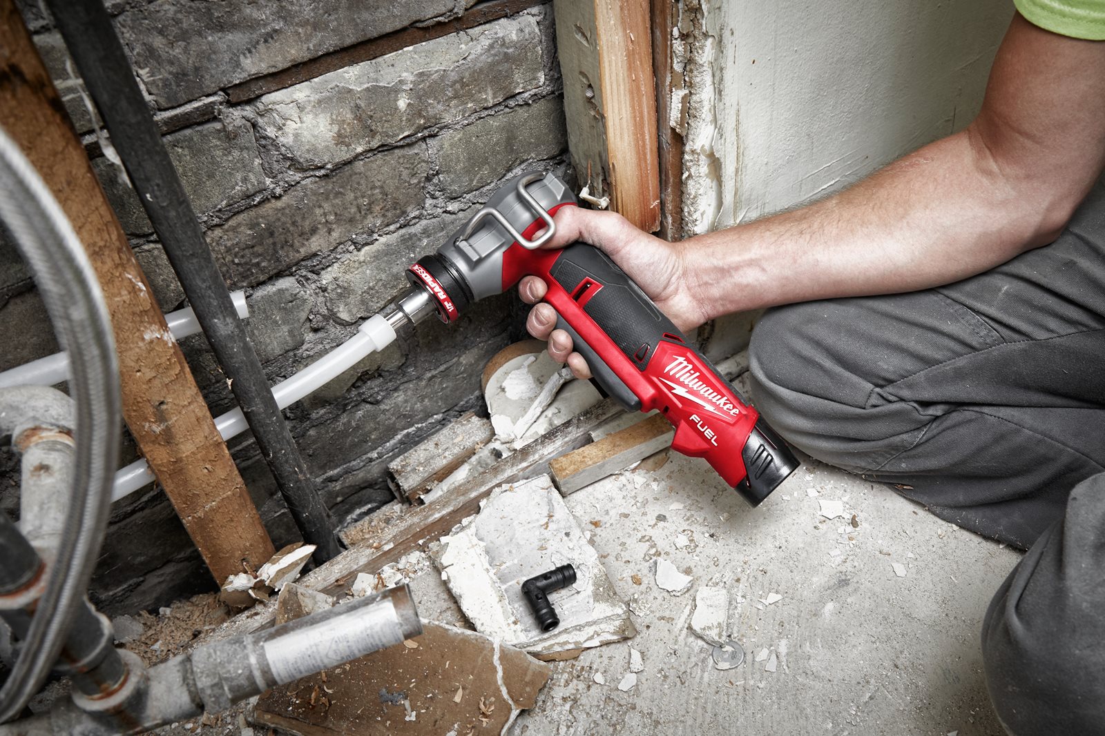 Dispozitiv expandare sub compact M12 FUEL UPONOR Q&E Milwaukee M12 FPXP-0C - in utilizare 9