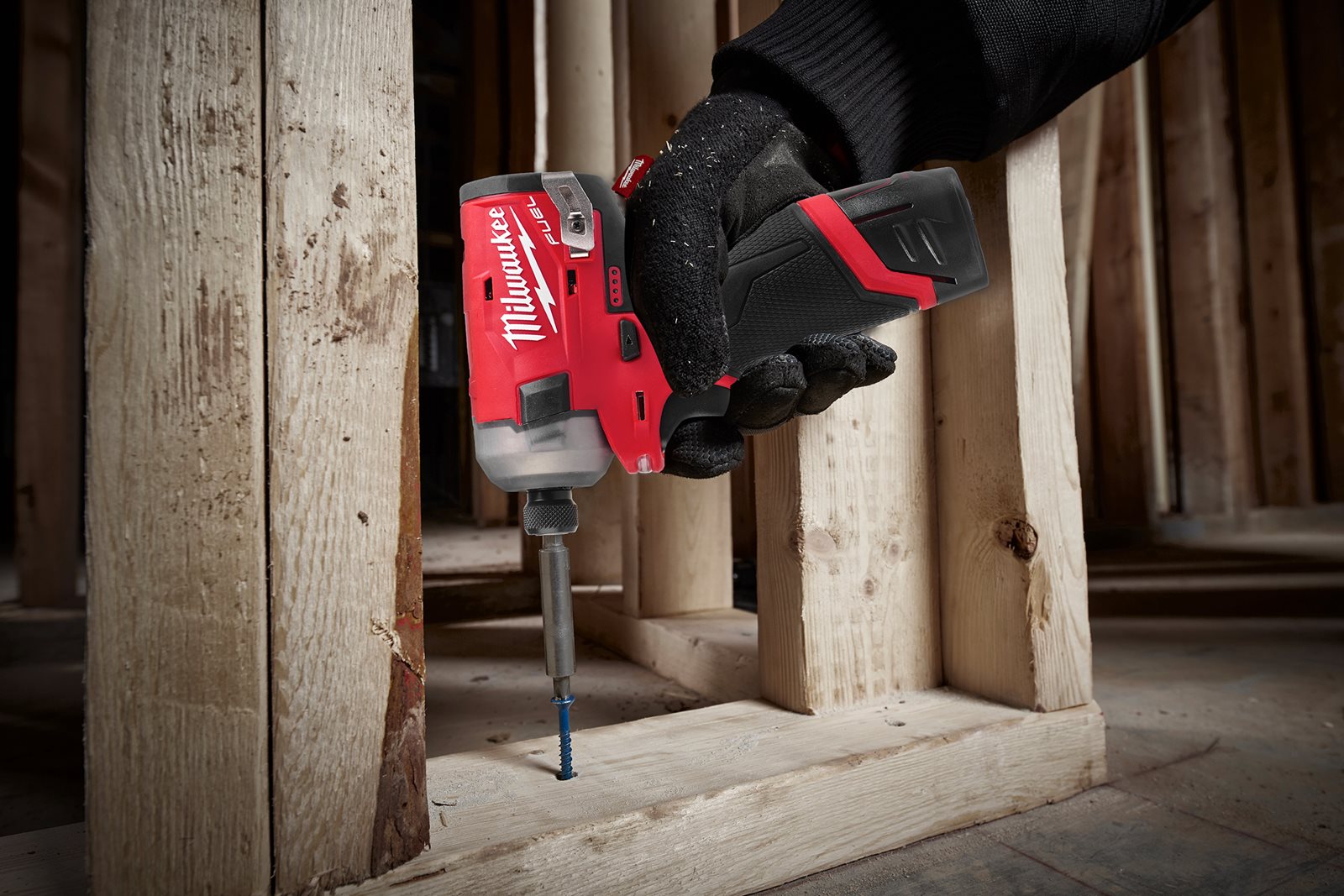 Mașină de înșurubat hidraulică cu impact 1/4" Hex M12 FUEL SURGE Milwaukee M12 FQID-0 - in utilizare 1