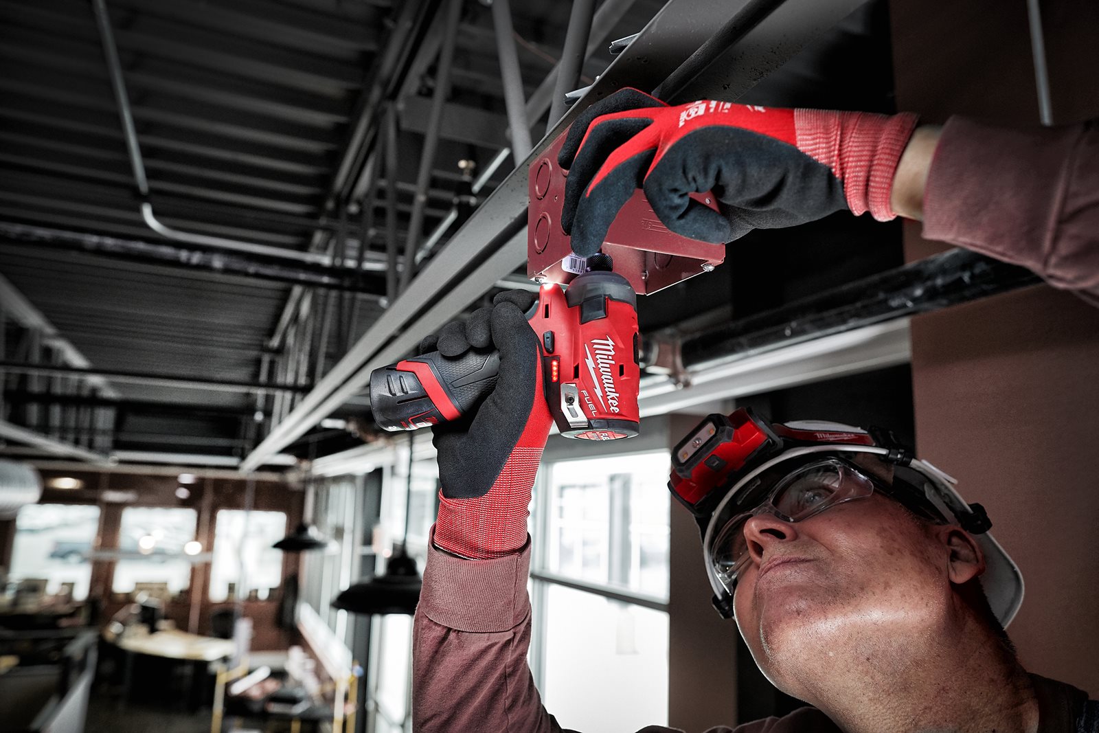Mașină de înșurubat hidraulică cu impact 1/4" Hex M12 FUEL SURGE Milwaukee M12 FQID-0 - in utilizare 10