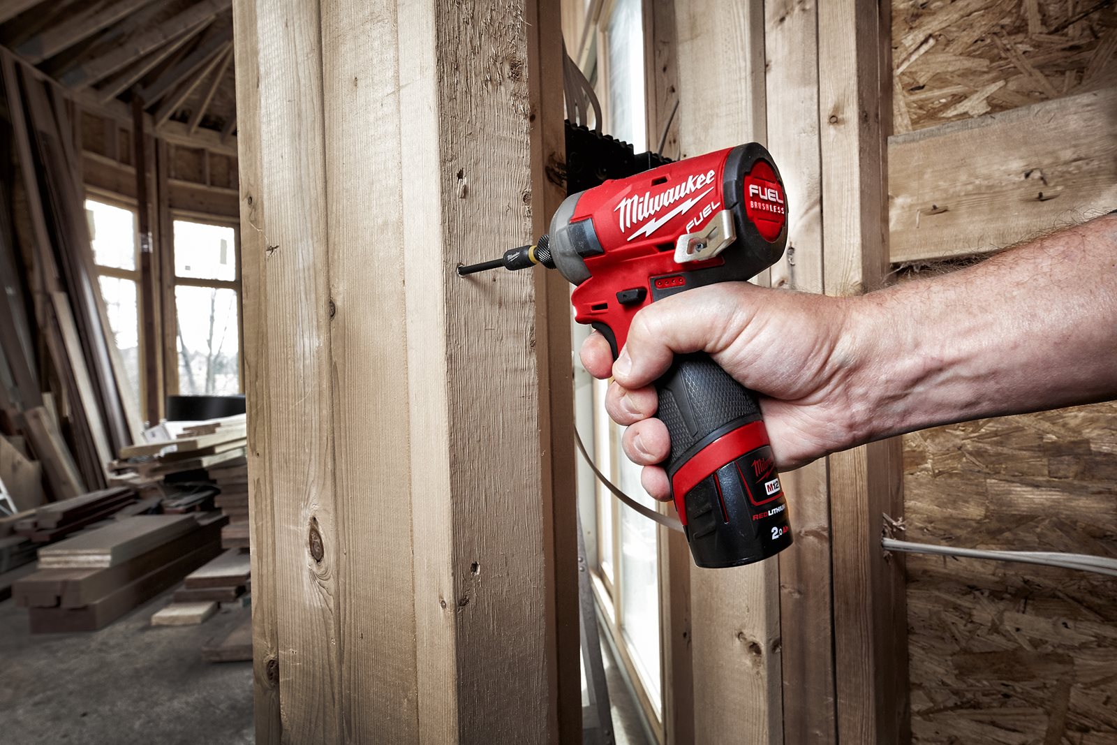 Mașină de înșurubat hidraulică cu impact 1/4" Hex M12 FUEL SURGE Milwaukee M12 FQID-0 - in utilizare 11