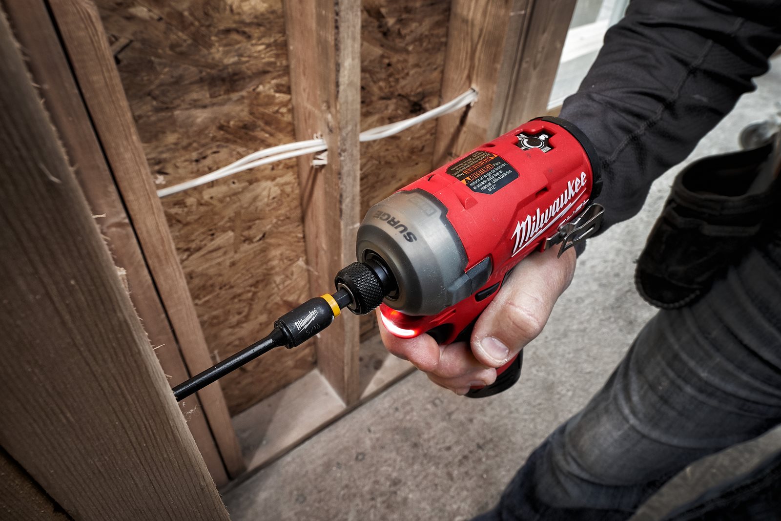 Mașină de înșurubat hidraulică cu impact 1/4" Hex M12 FUEL SURGE Milwaukee M12 FQID-0 - in utilizare 2