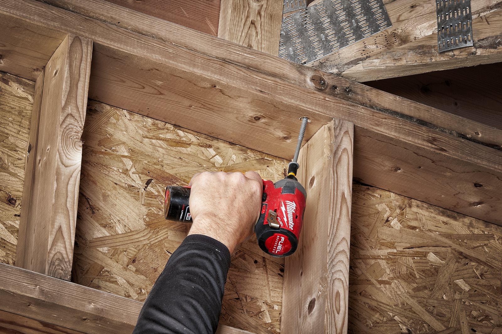 Mașină de înșurubat hidraulică cu impact 1/4" Hex M12 FUEL SURGE Milwaukee M12 FQID-0 - in utilizare 3