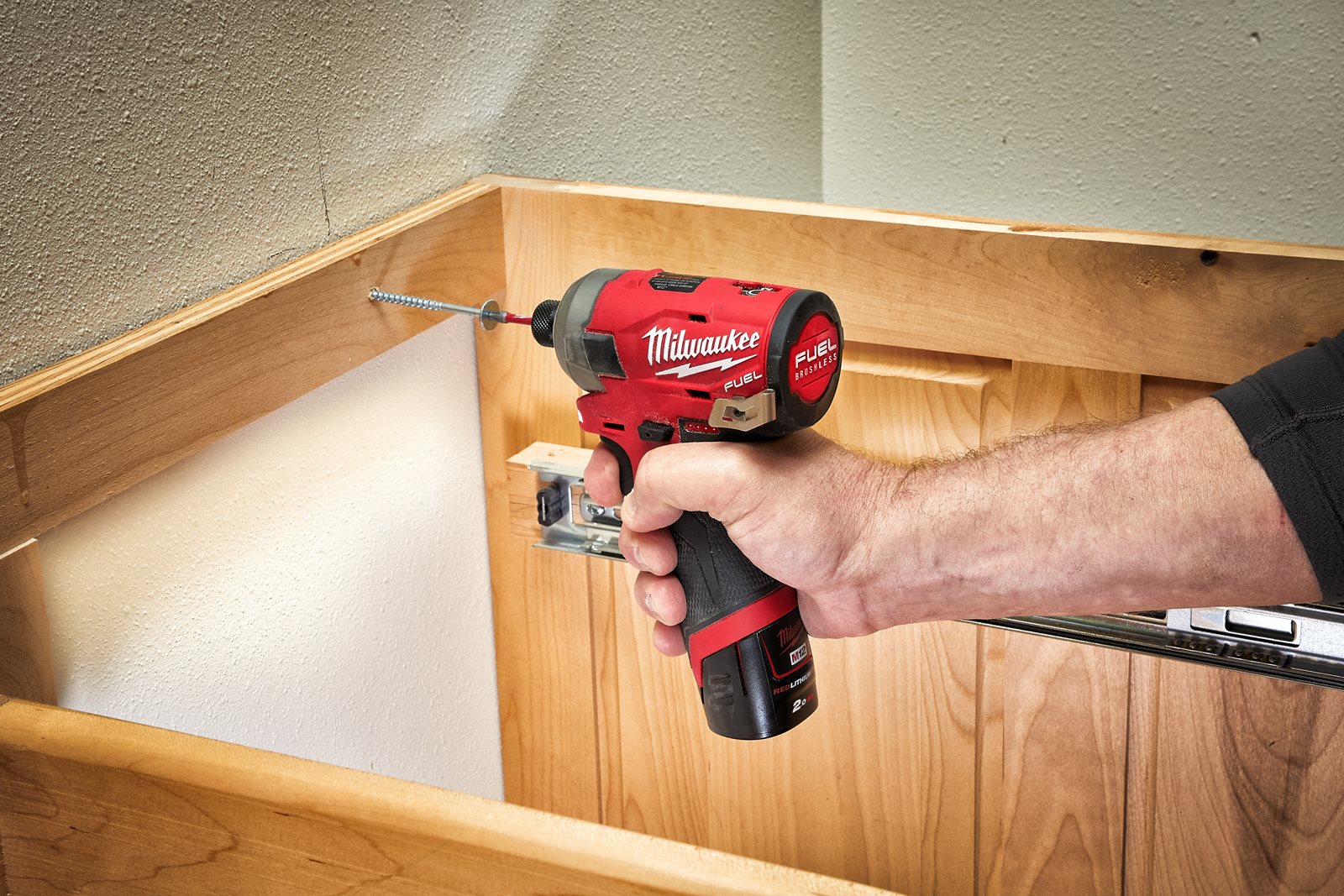 Mașină de înșurubat hidraulică cu impact 1/4" Hex M12 FUEL SURGE Milwaukee M12 FQID-0 - in utilizare 4