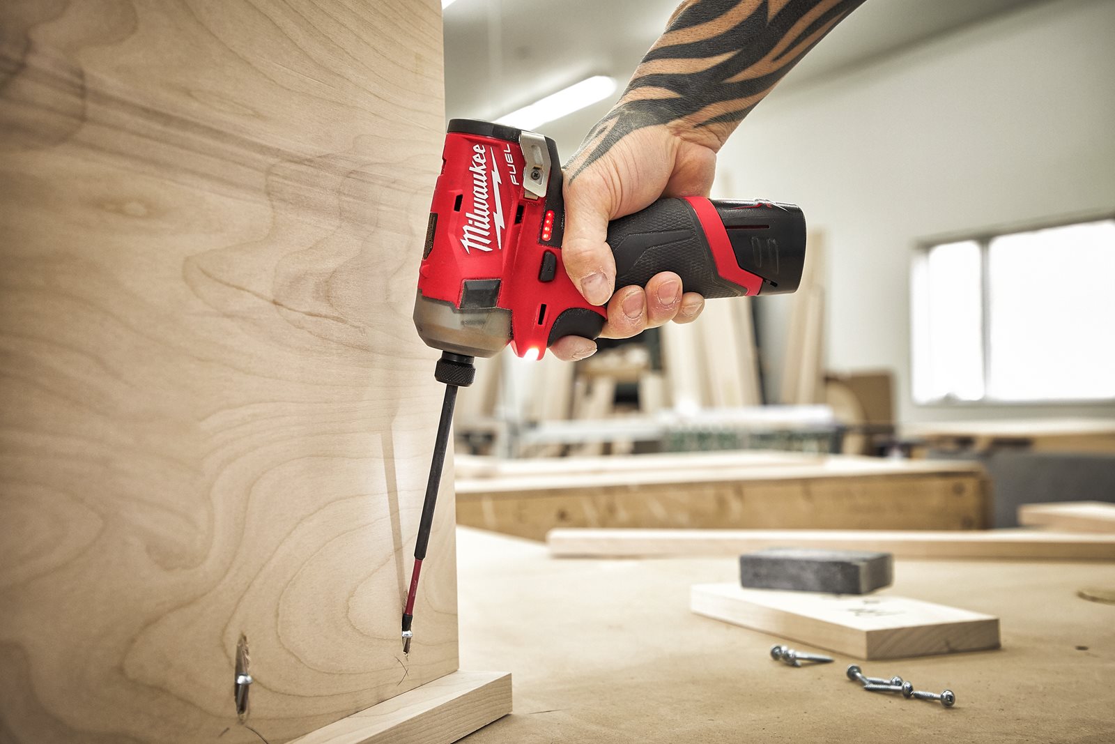 Mașină de înșurubat hidraulică cu impact 1/4" Hex M12 FUEL SURGE Milwaukee M12 FQID-0 - in utilizare 5