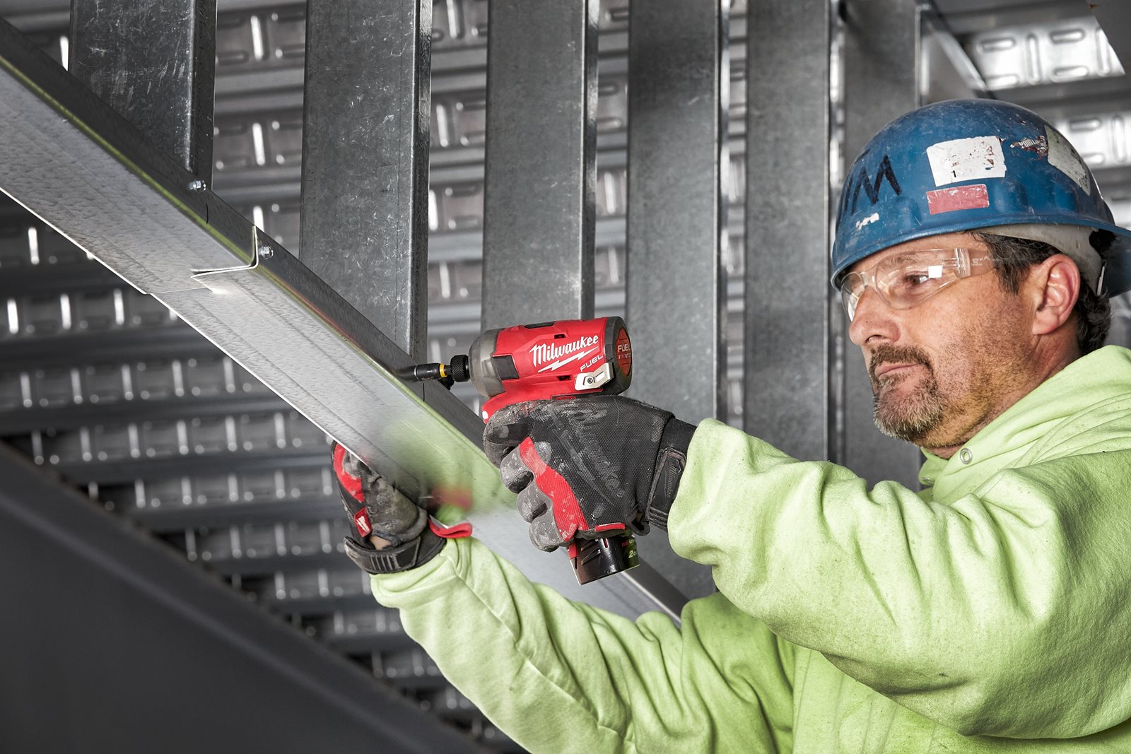 Mașină de înșurubat hidraulică cu impact 1/4" Hex M12 FUEL SURGE Milwaukee M12 FQID-0 - in utilizare 6