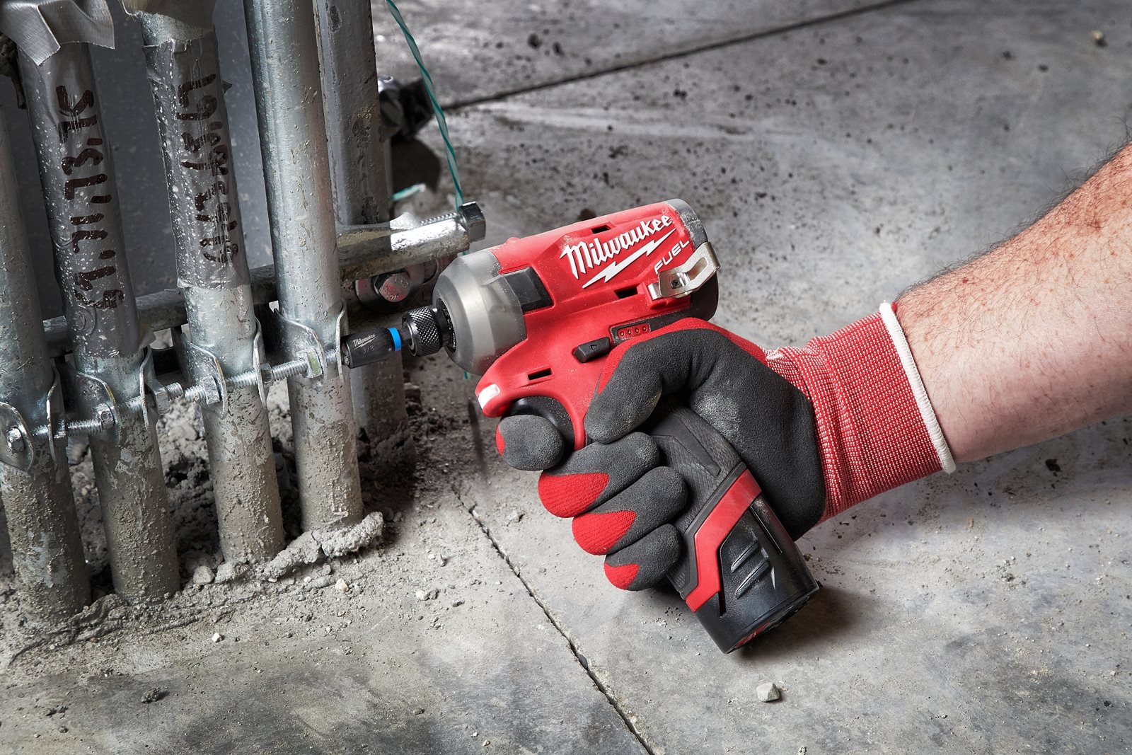 Mașină de înșurubat hidraulică cu impact 1/4" Hex M12 FUEL SURGE Milwaukee M12 FQID-0 - in utilizare 7