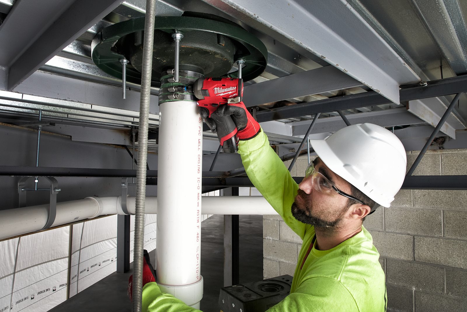 Mașină de înșurubat hidraulică cu impact 1/4" Hex M12 FUEL SURGE Milwaukee M12 FQID-0 - in utilizare 8