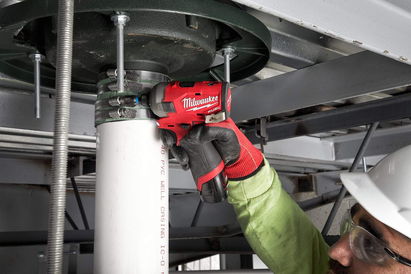 Mașină de înșurubat hidraulică cu impact 1/4" Hex M12 FUEL SURGE Milwaukee M12 FQID-0 - in utilizare 9