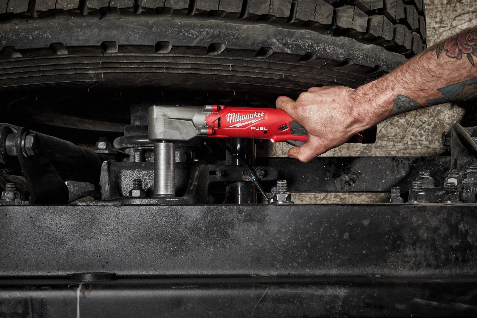Cheie de impact 1/2" M12 FUEL cu unghi drept și inel de fixare Milwaukee M12 FRAIWF12-0 - in utilizare 5