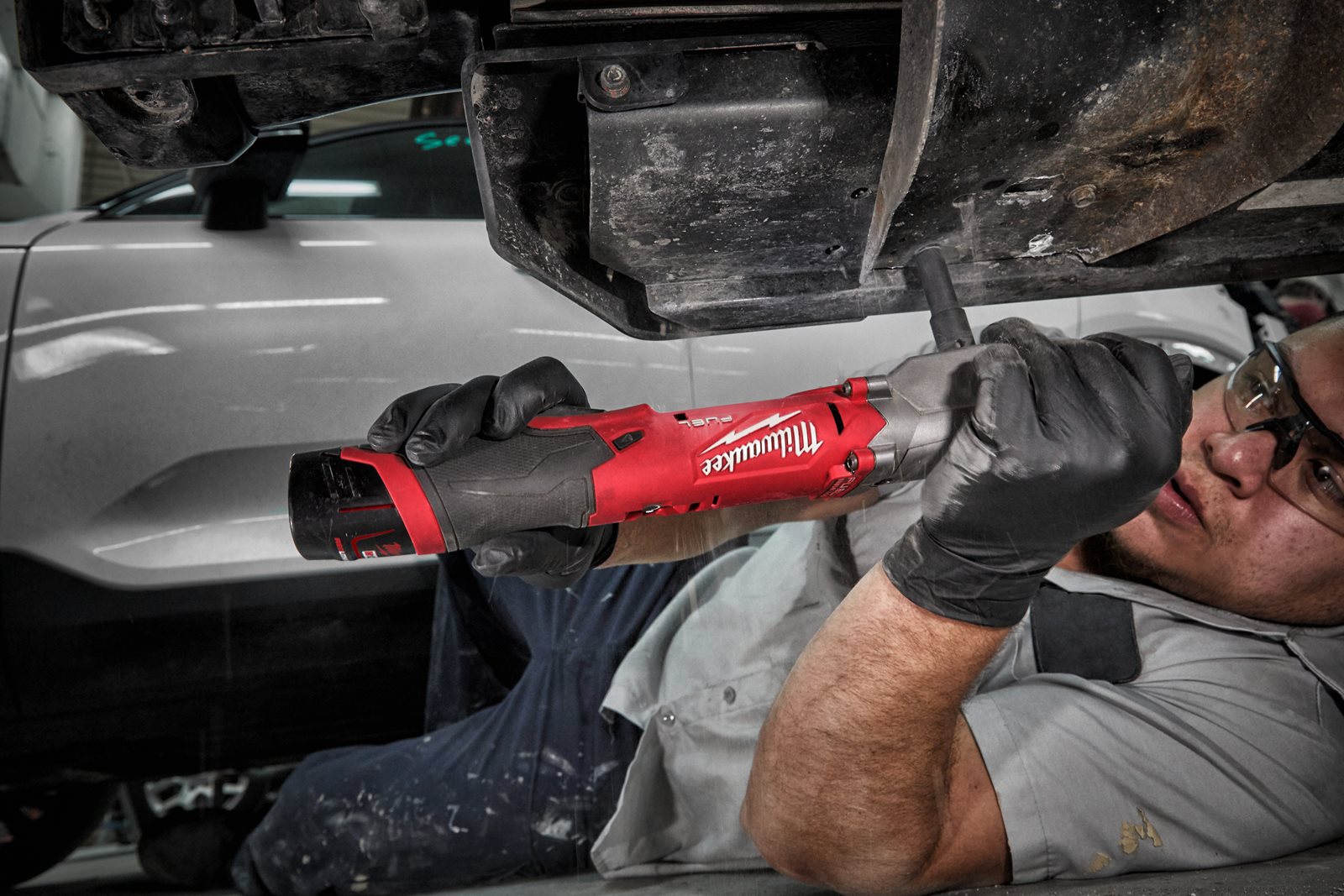 Cheie de impact 1/2" M12 FUEL cu unghi drept și inel de fixare Milwaukee M12 FRAIWF12-0 - in utilizare 6