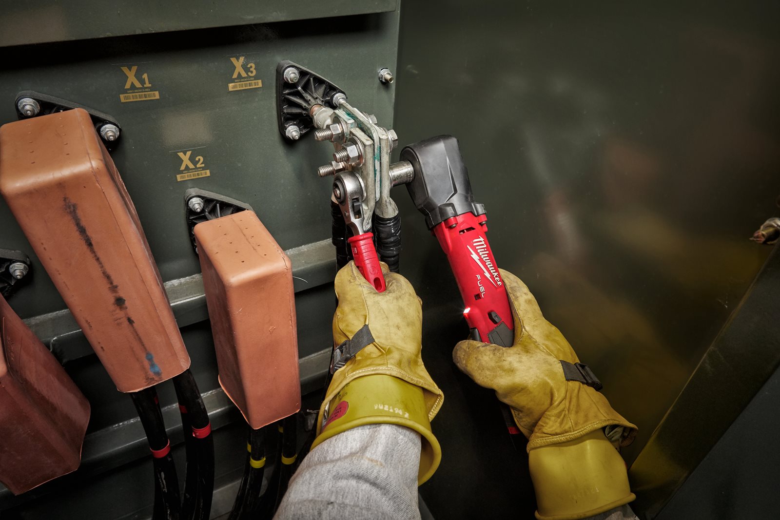 Cheie de impact 3/8" M12 FUEL cu unghi drept și inel de fixare Milwaukee M12 FRAIWF38-0 - in utilizare 1