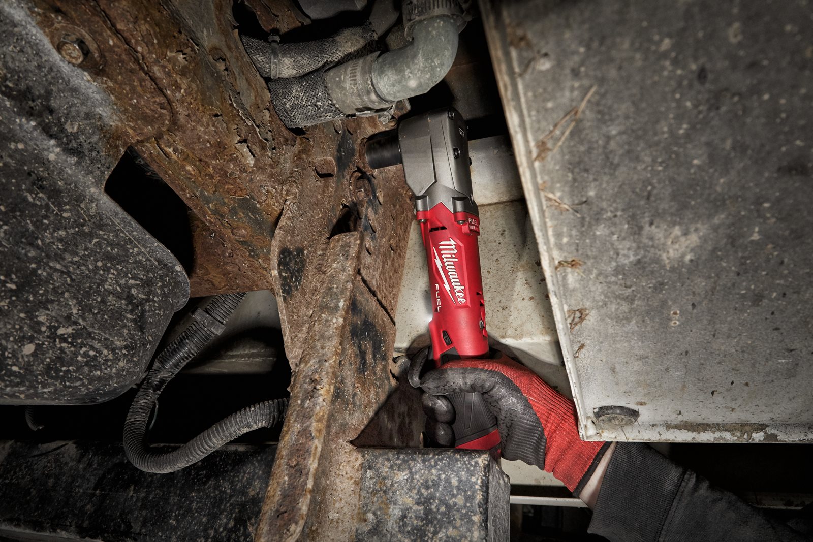 Cheie de impact 3/8" M12 FUEL cu unghi drept și inel de fixare Milwaukee M12 FRAIWF38-0 - in utilizare 2
