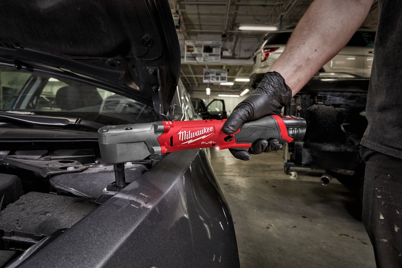 Cheie de impact 3/8" M12 FUEL cu unghi drept și inel de fixare Milwaukee M12 FRAIWF38-0 - in utilizare 3