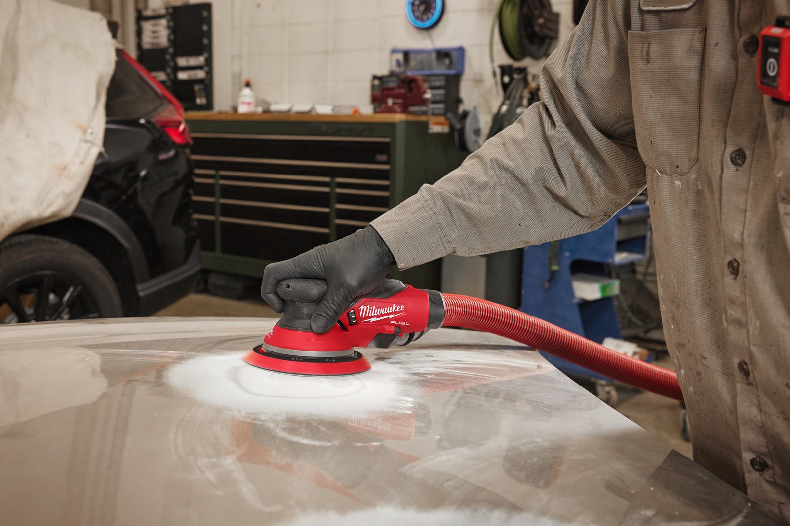 Șlefuitor orbital M12 FUEL 150 mm cu orbită de 2.5 mm Milwaukee M12 FROS2.5-0 - in utilizare 1