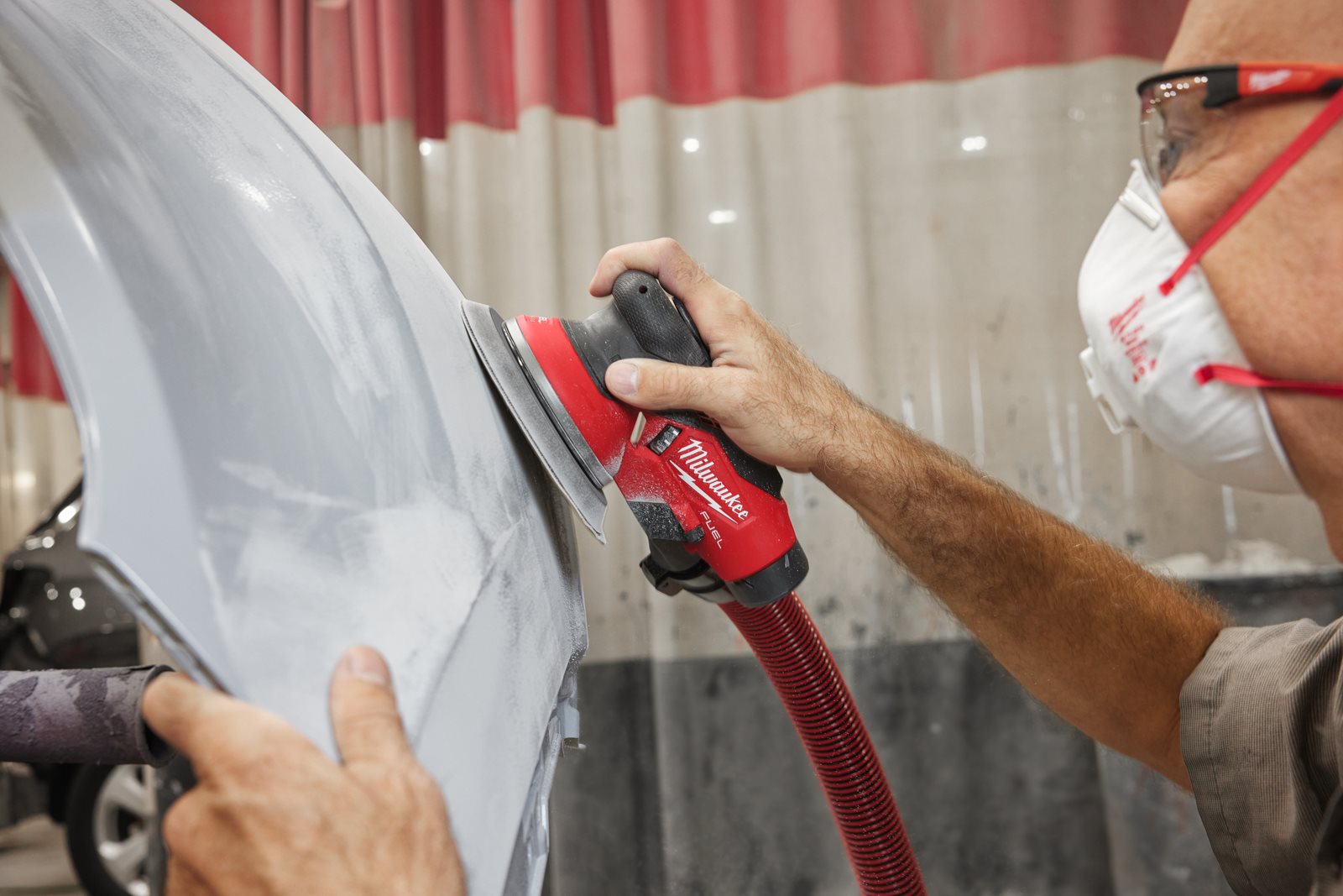 Șlefuitor orbital M12 FUEL 150 mm cu orbită de 5.0 mm Milwaukee M12 FROS5-0 - in utilizare 1