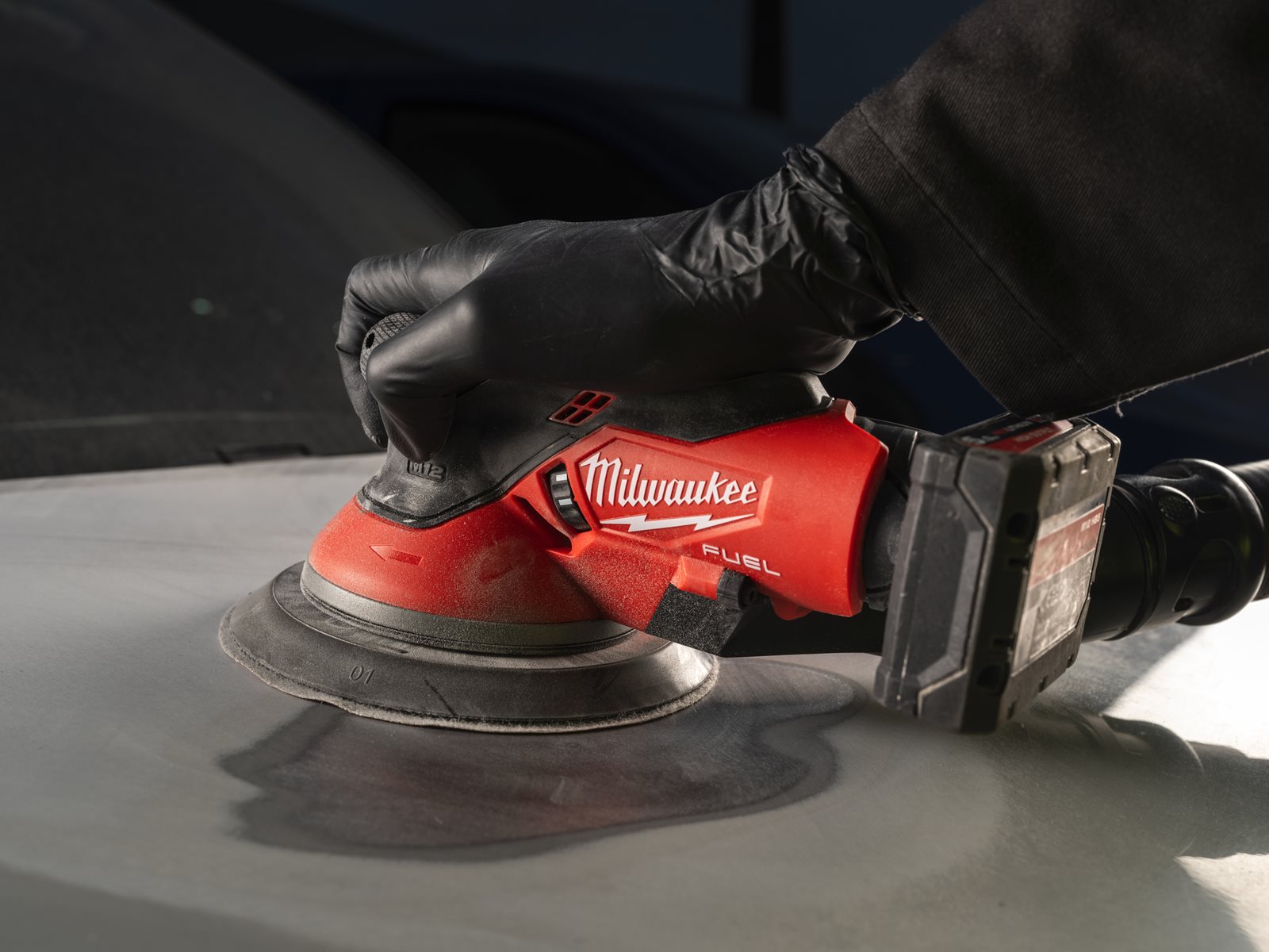 Șlefuitor orbital M12 FUEL 150 mm cu orbită de 5.0 mm Milwaukee M12 FROS5-0 - in utilizare 10