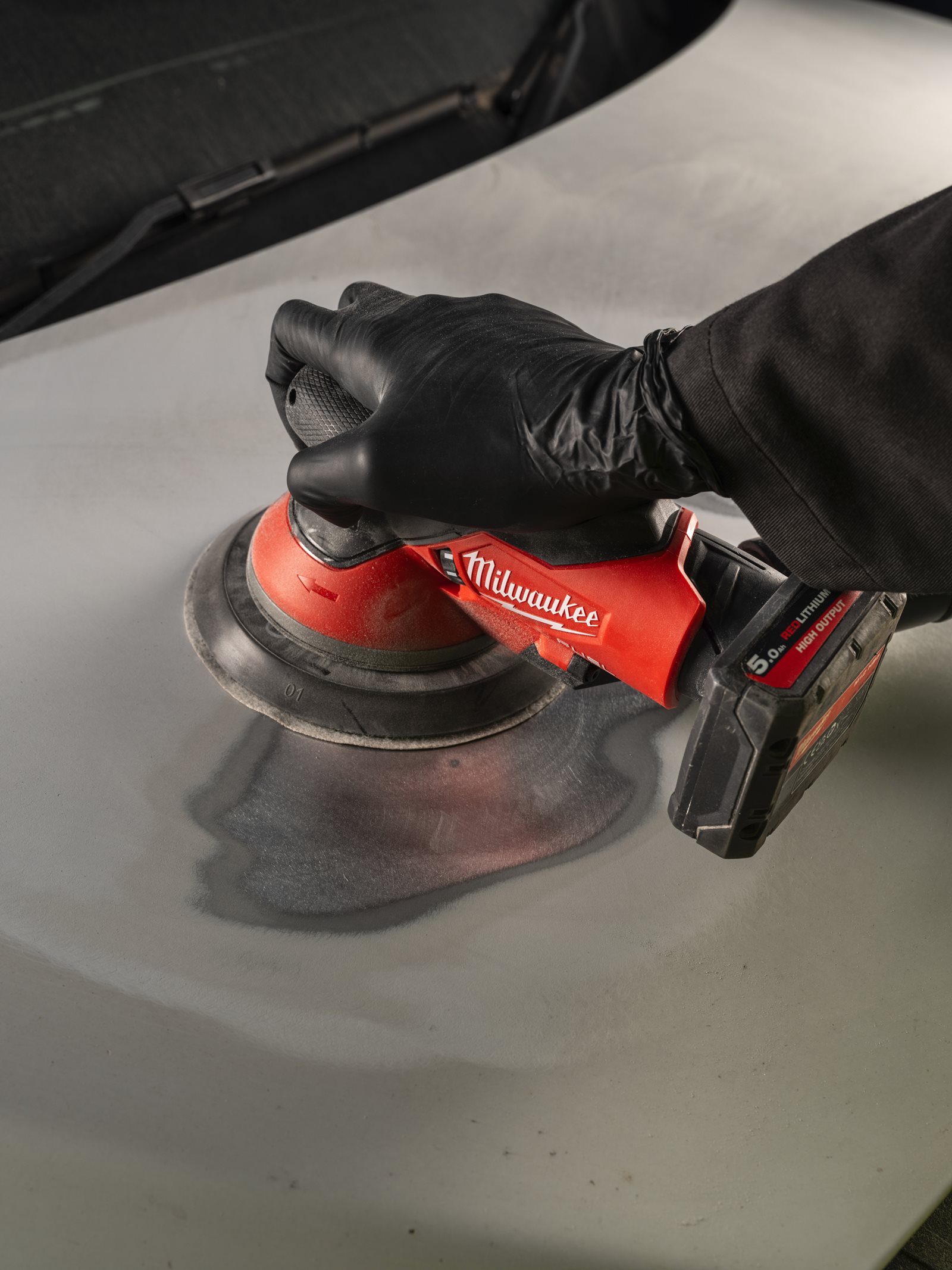 Șlefuitor orbital M12 FUEL 150 mm cu orbită de 5.0 mm Milwaukee M12 FROS5-0 - in utilizare 11