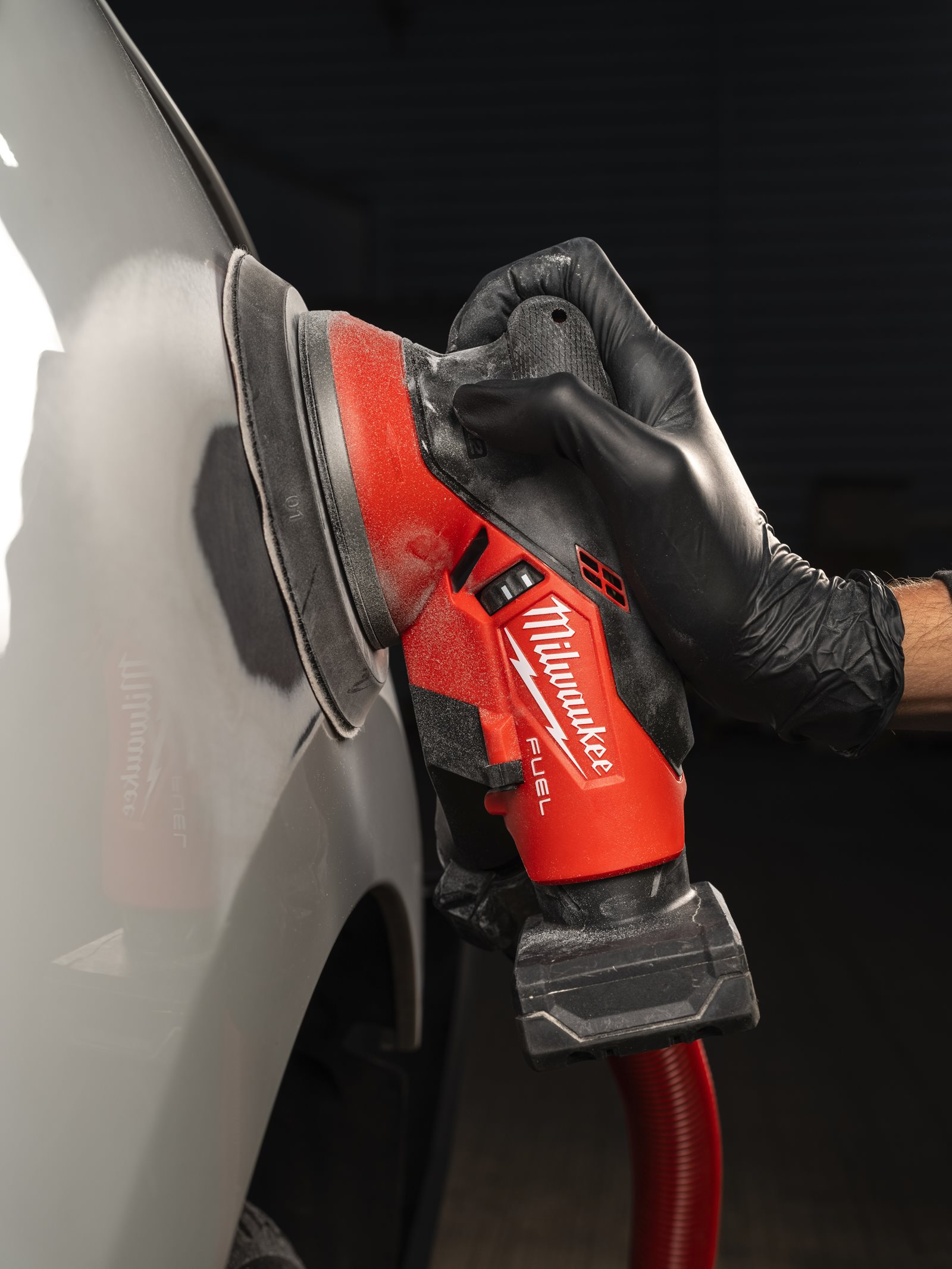 Șlefuitor orbital M12 FUEL 150 mm cu orbită de 5.0 mm Milwaukee M12 FROS5-0 - in utilizare 12