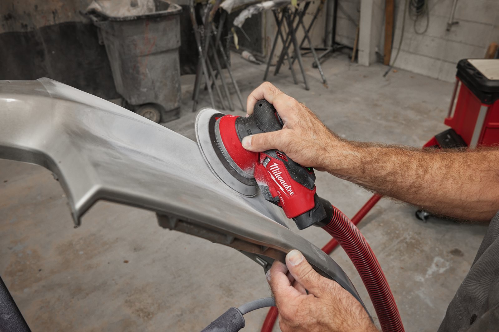 Șlefuitor orbital M12 FUEL 150 mm cu orbită de 5.0 mm Milwaukee M12 FROS5-0 - in utilizare 2
