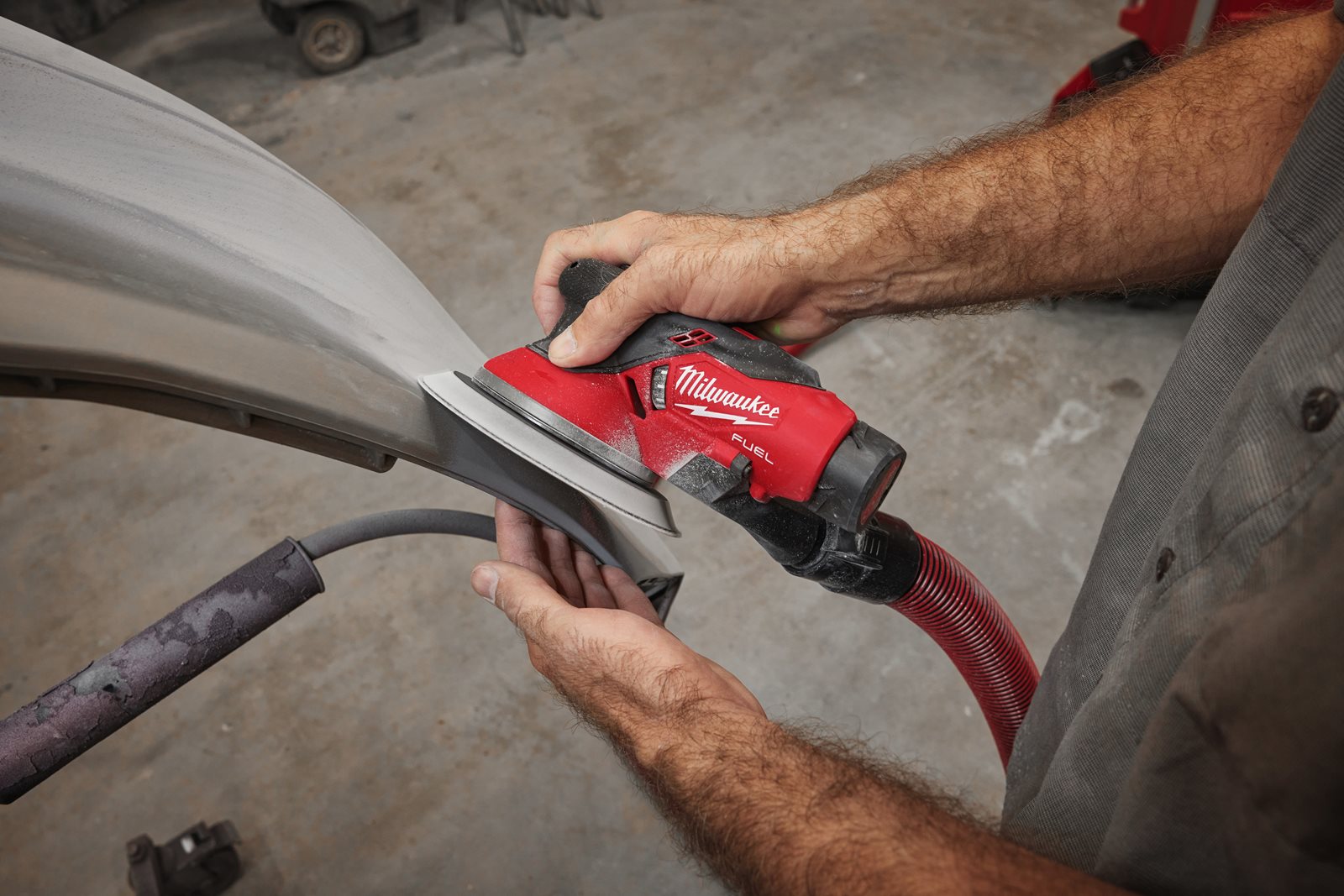 Șlefuitor orbital M12 FUEL 150 mm cu orbită de 5.0 mm Milwaukee M12 FROS5-0 - in utilizare 3